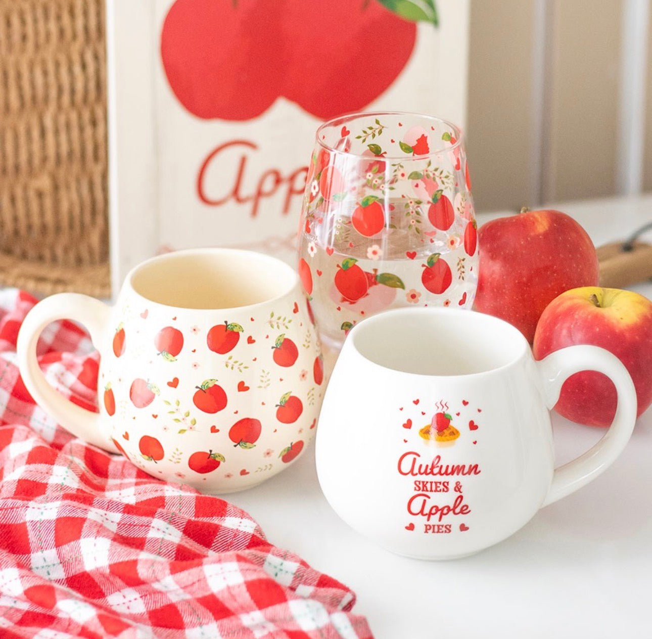 TAZA REDONDA CON ESTAMPADO DE MANZANA