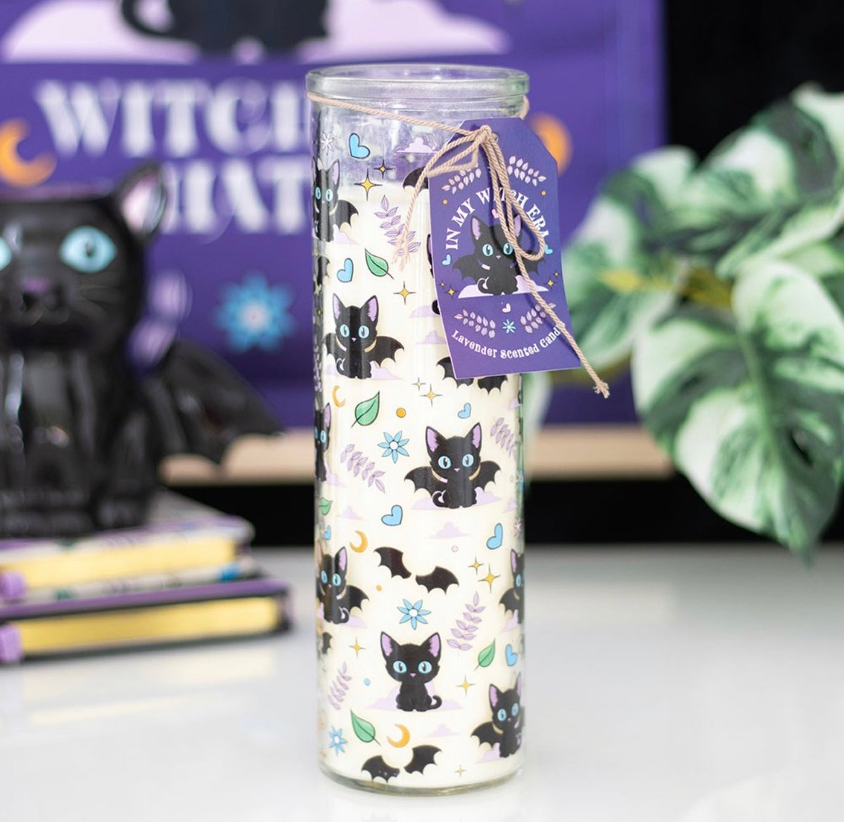 VELA DE TUBO DE LAVANDA CON ESTAMPADO DE GATOS, TAN MONA COMO INQUIETANTE