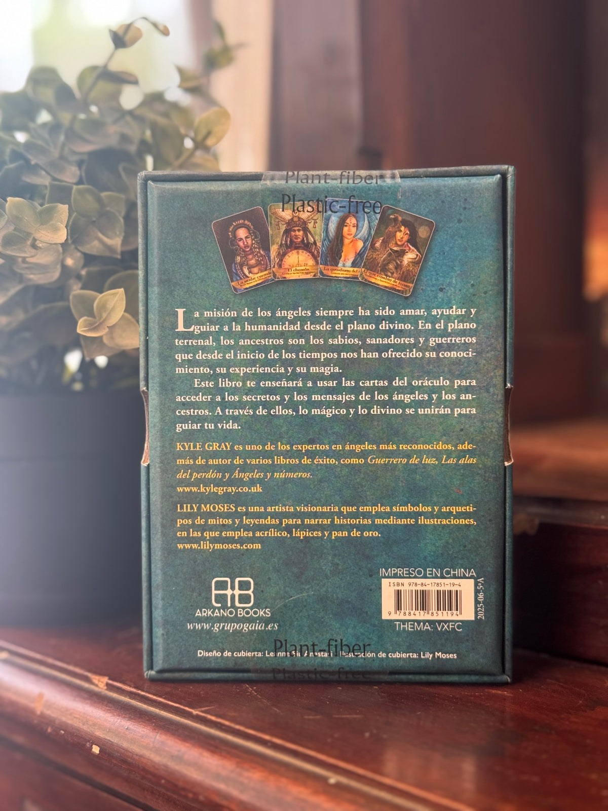 Ángeles y ancestros: Libro y 55 cartas oráculo