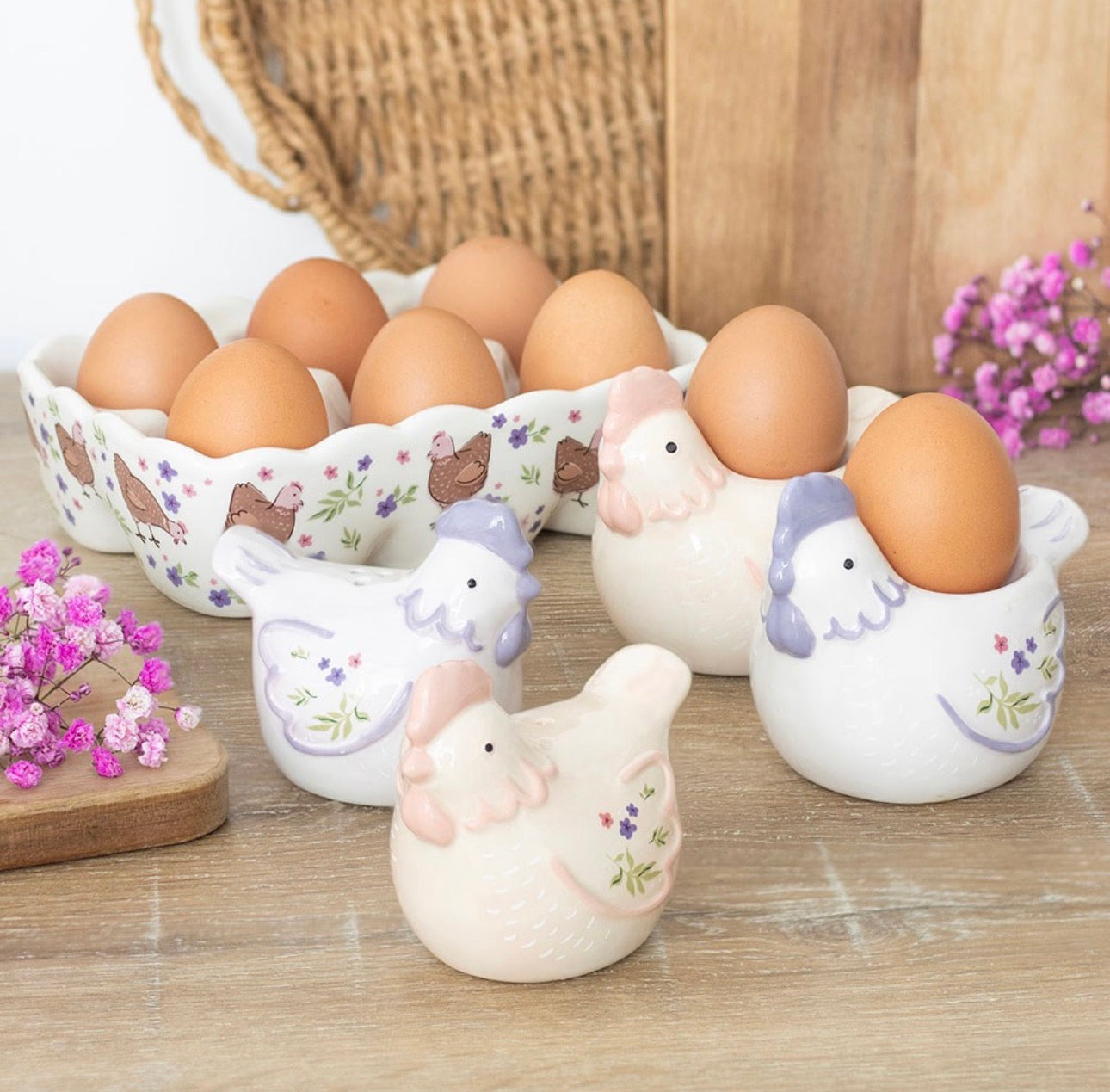 JUEGO DE 2 HUEVERAS CON FORMA DE GALLINA