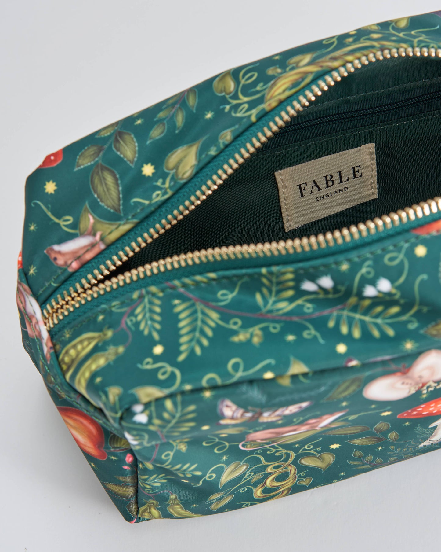 Bolsa de viaje FABLE x Catherine Rowe Into the Woods, color verde