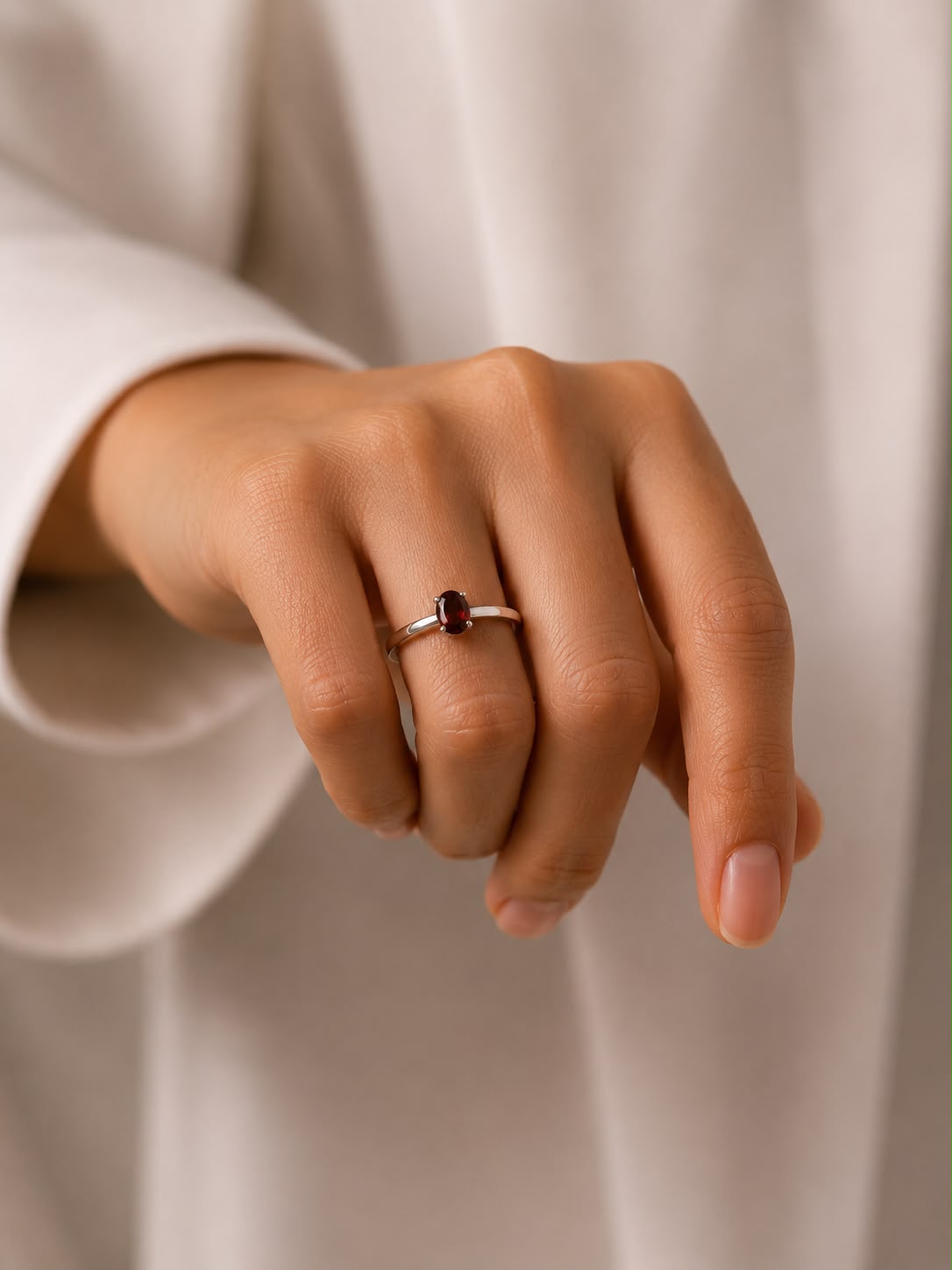 Anillo Granate Facetado en Plata