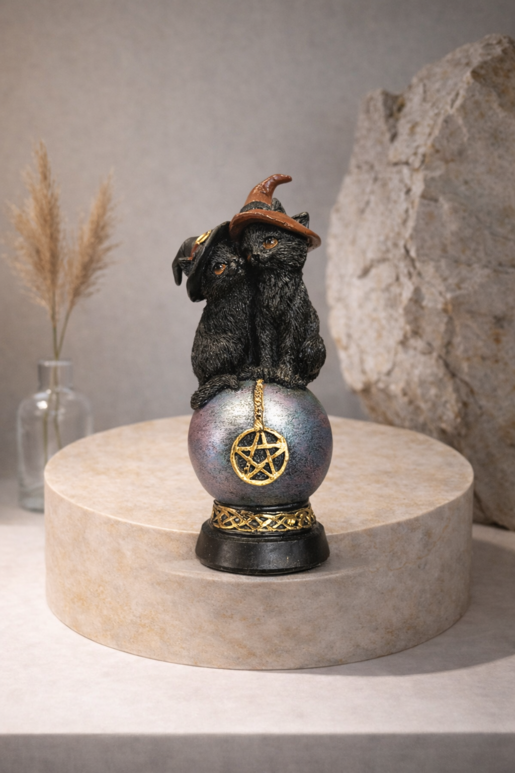 Figura de Orbe Mágico con Pentagrama y Gatos Negros de Bruja