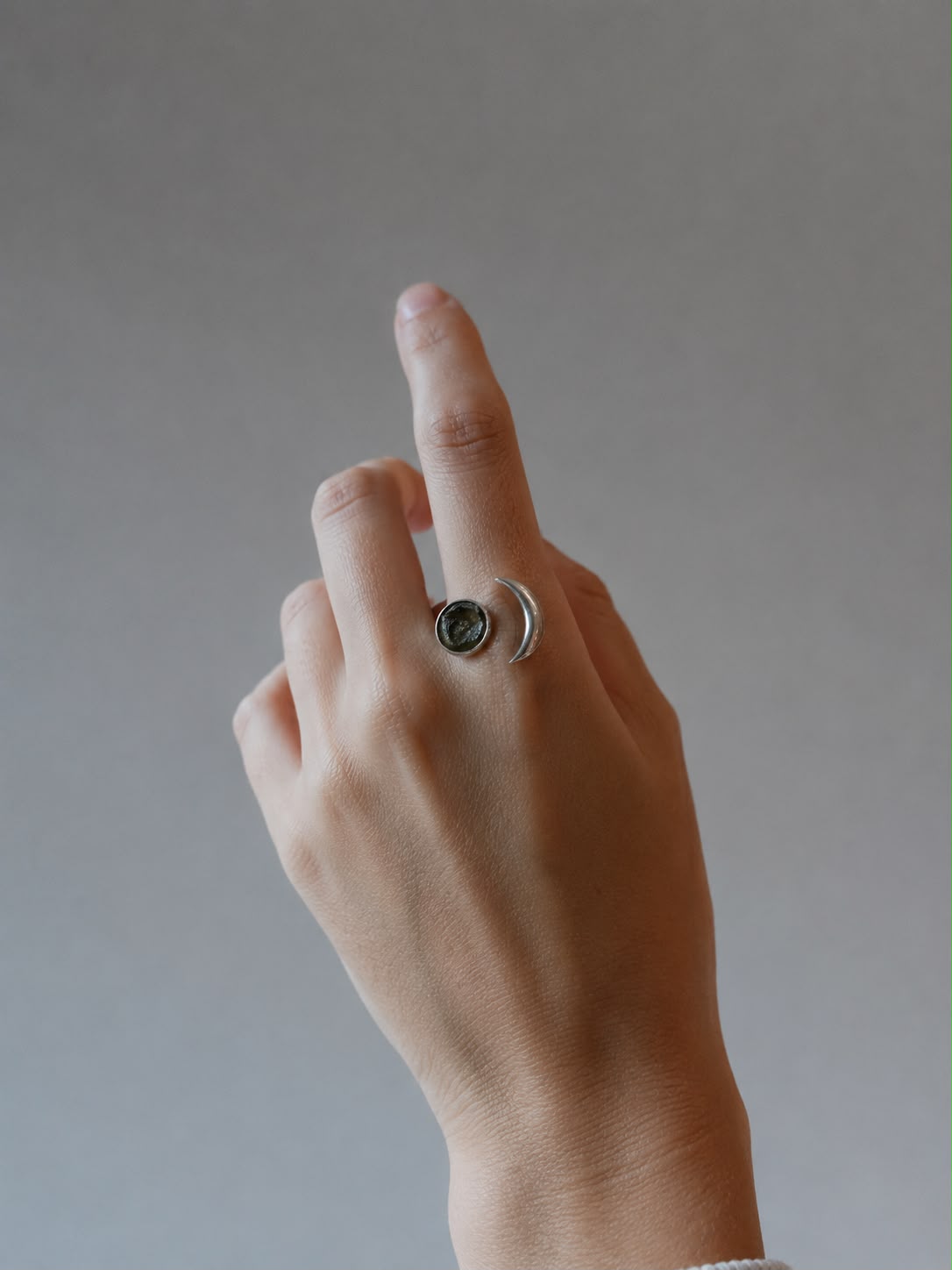 Anillo Moldavita Ajustable con Luna en Plata