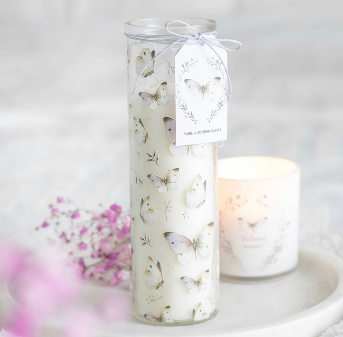 VELA DE TUBO DE VAINILLA CON ESTAMPADO DE MARIPOSAS BLANCAS