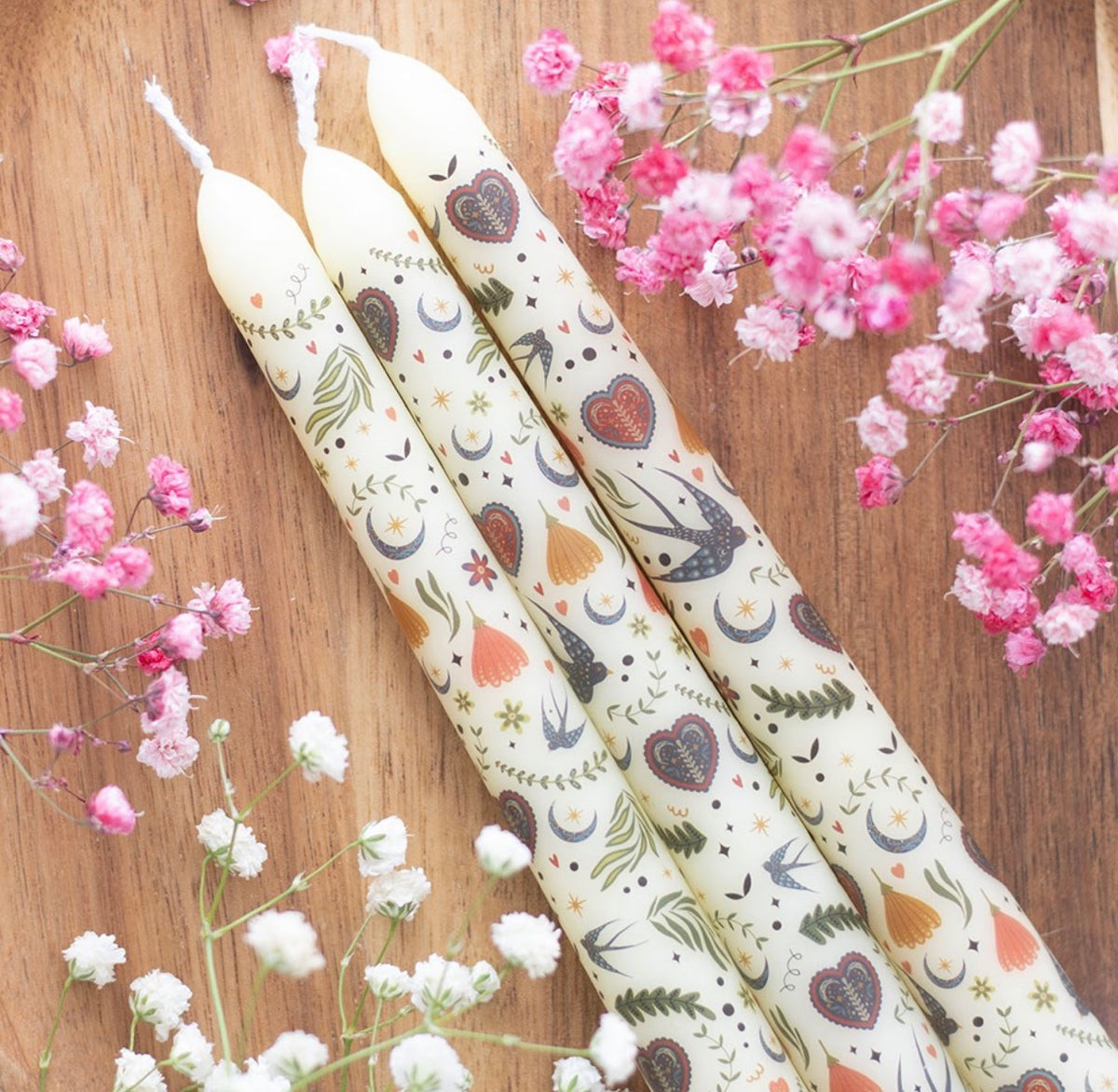 LOTE DE 3 VELAS CÓNICAS CON ESTAMPADO «floración de medianoche» EN COLOR CREMA
