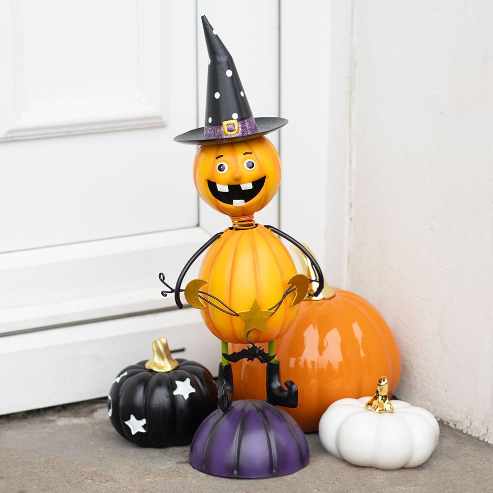 Adorno de calabaza de metal naranja con sombrero de bruja