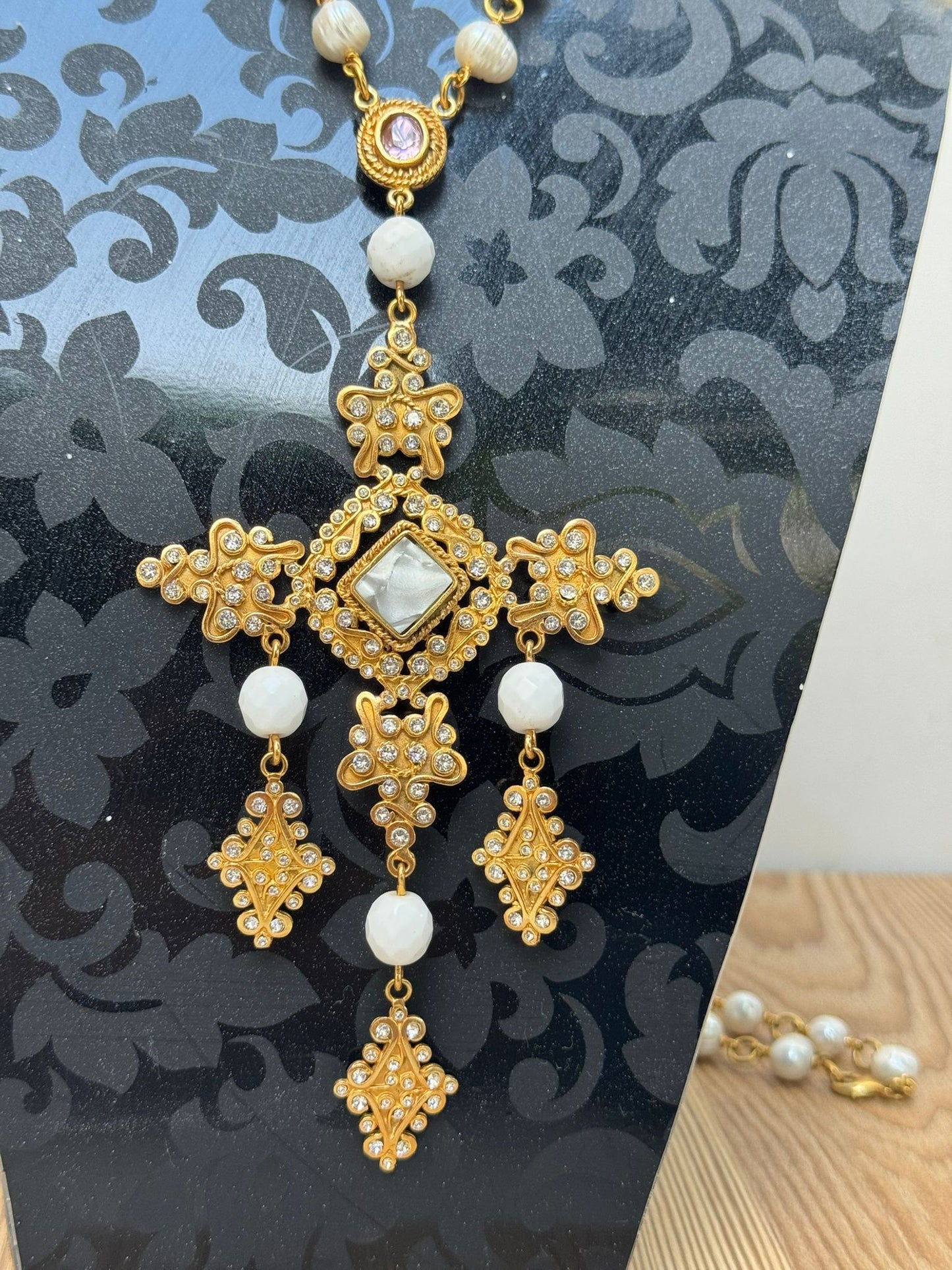 Cruz Bizantina con Colgante de Perlas de Río, Nácar, Ónix Blanco, Cuarzo Rosa y Circonitas (hecha a mano)