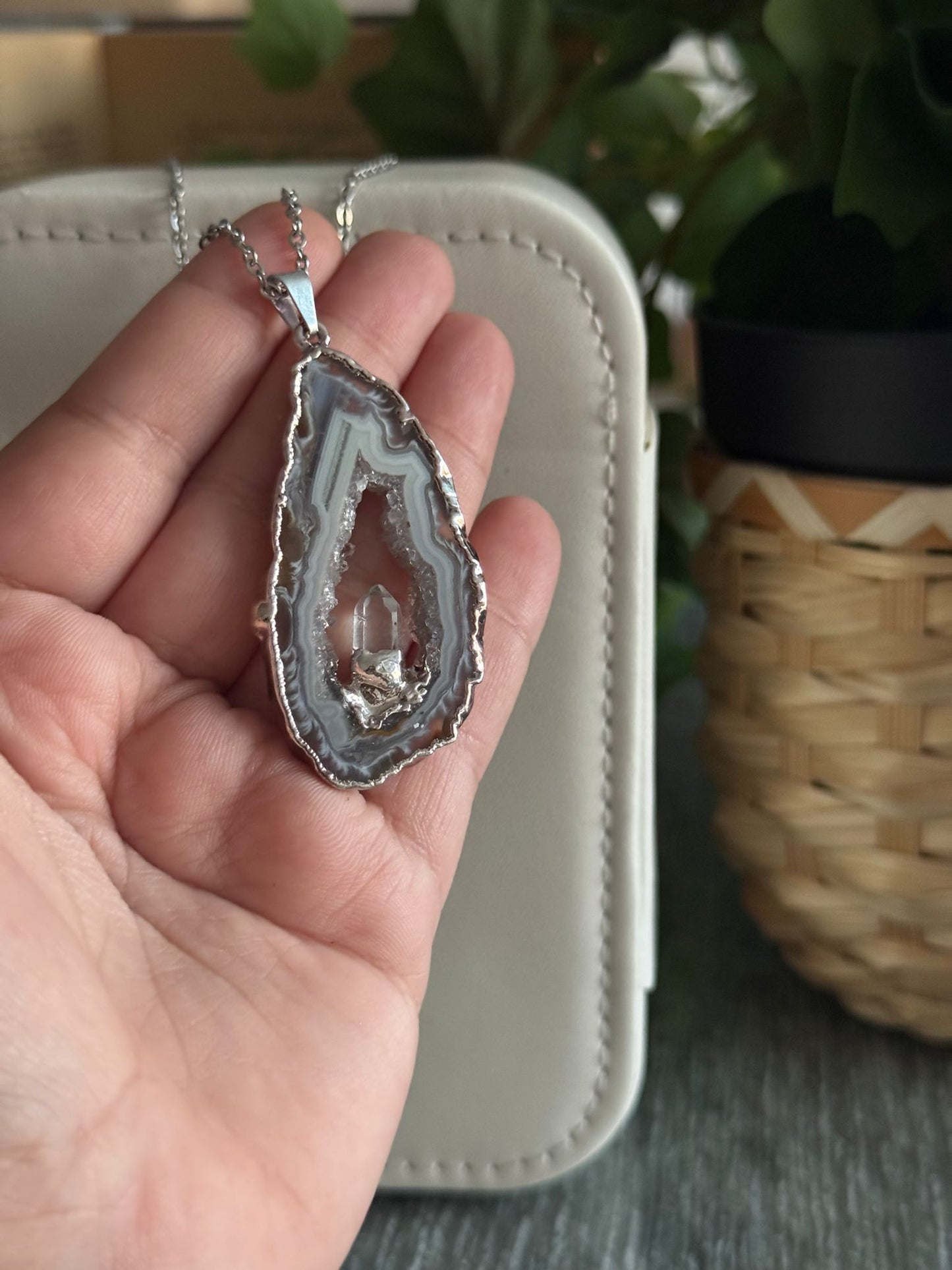 Colgante Geodino de Ágata Ángel con Cuarzo Blanco en Punta plata 925