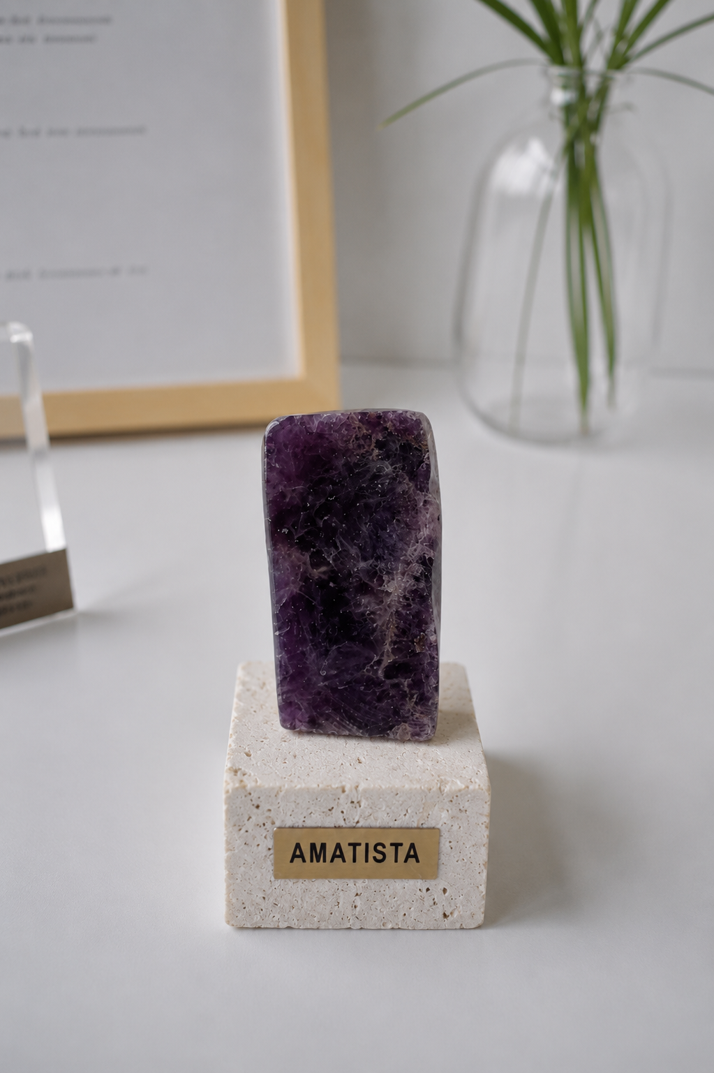 Amatista en pedestal de piedra