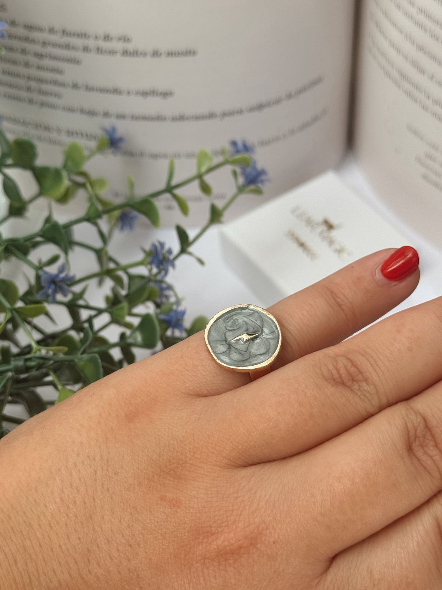 Anillo ajustable con diseño de rayo