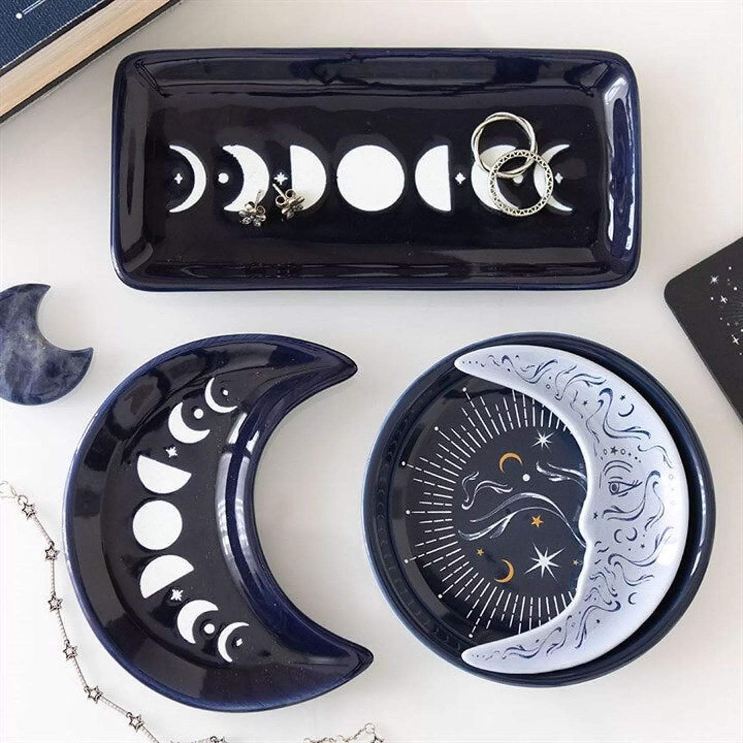 Plato de baratijas con fase lunar azul