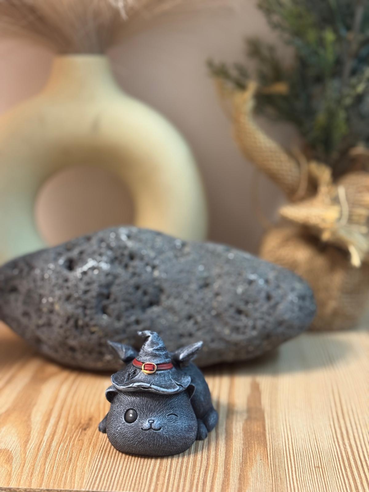 Figura gatito guiño bruja