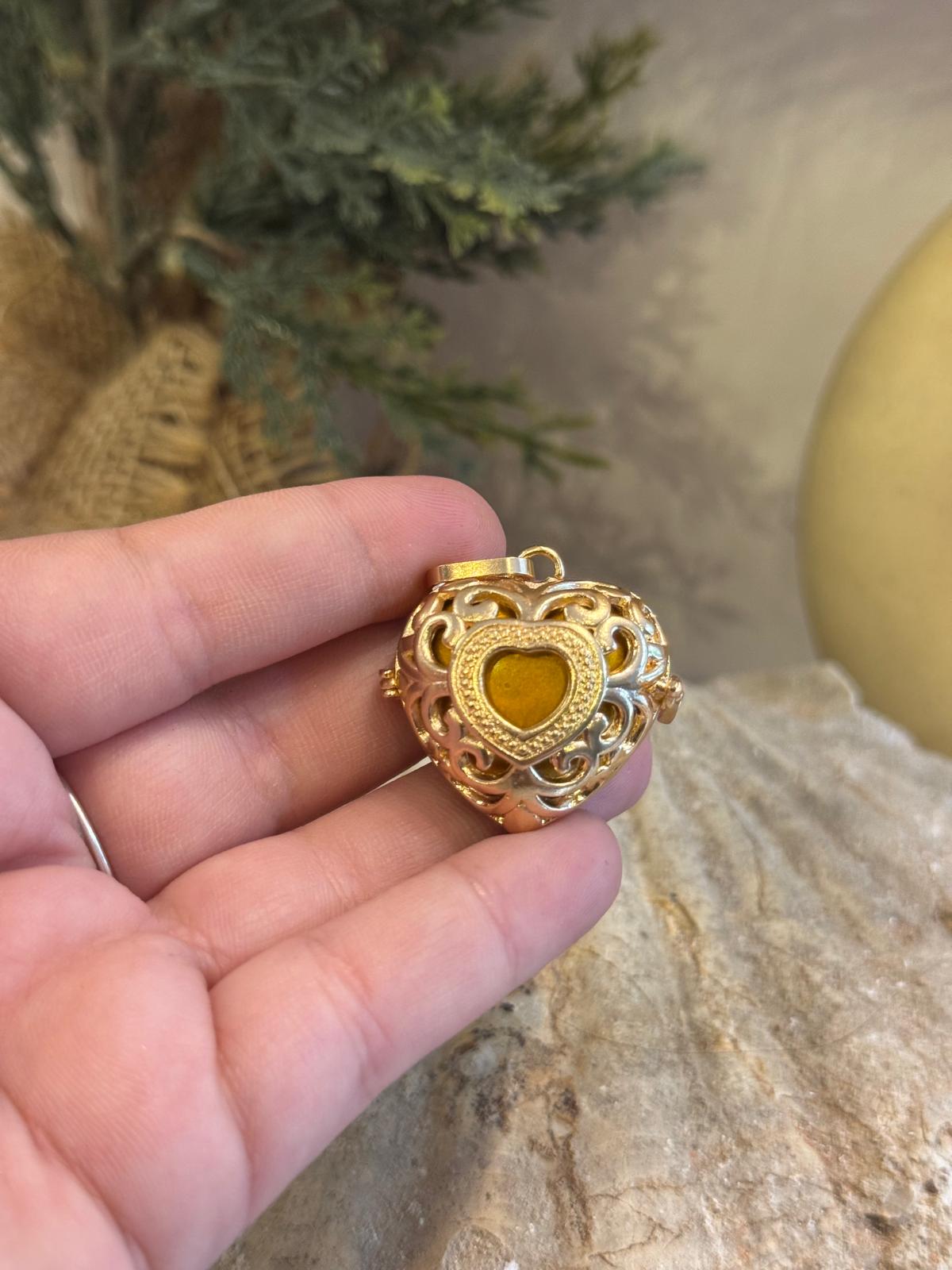 Colgante llamador de ángeles corazón latón