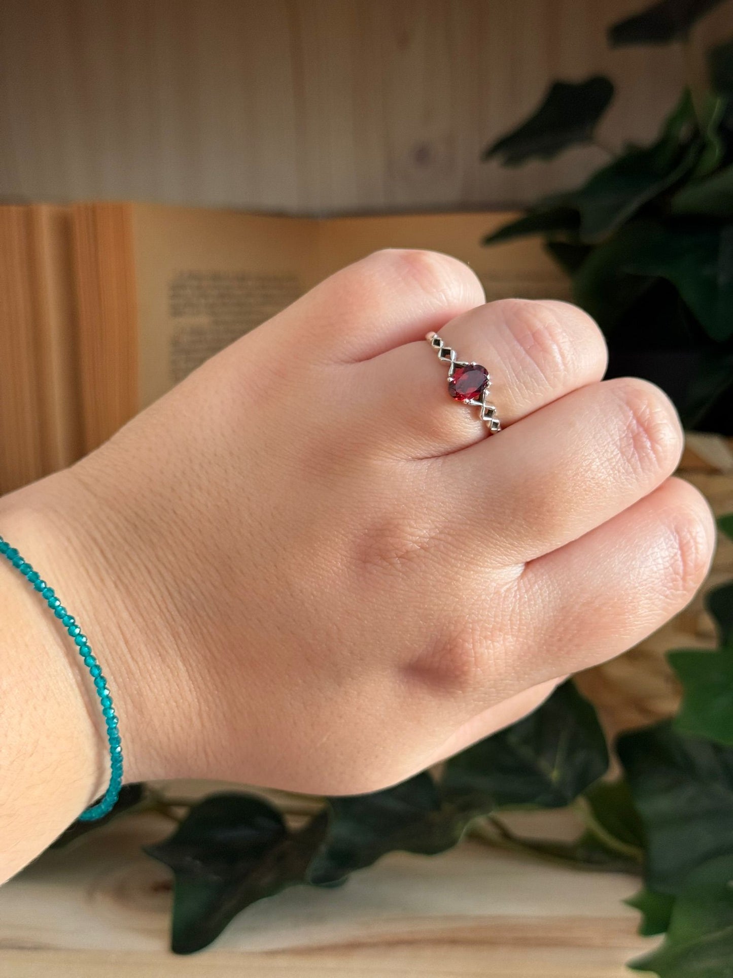 Anillo rubí facetado