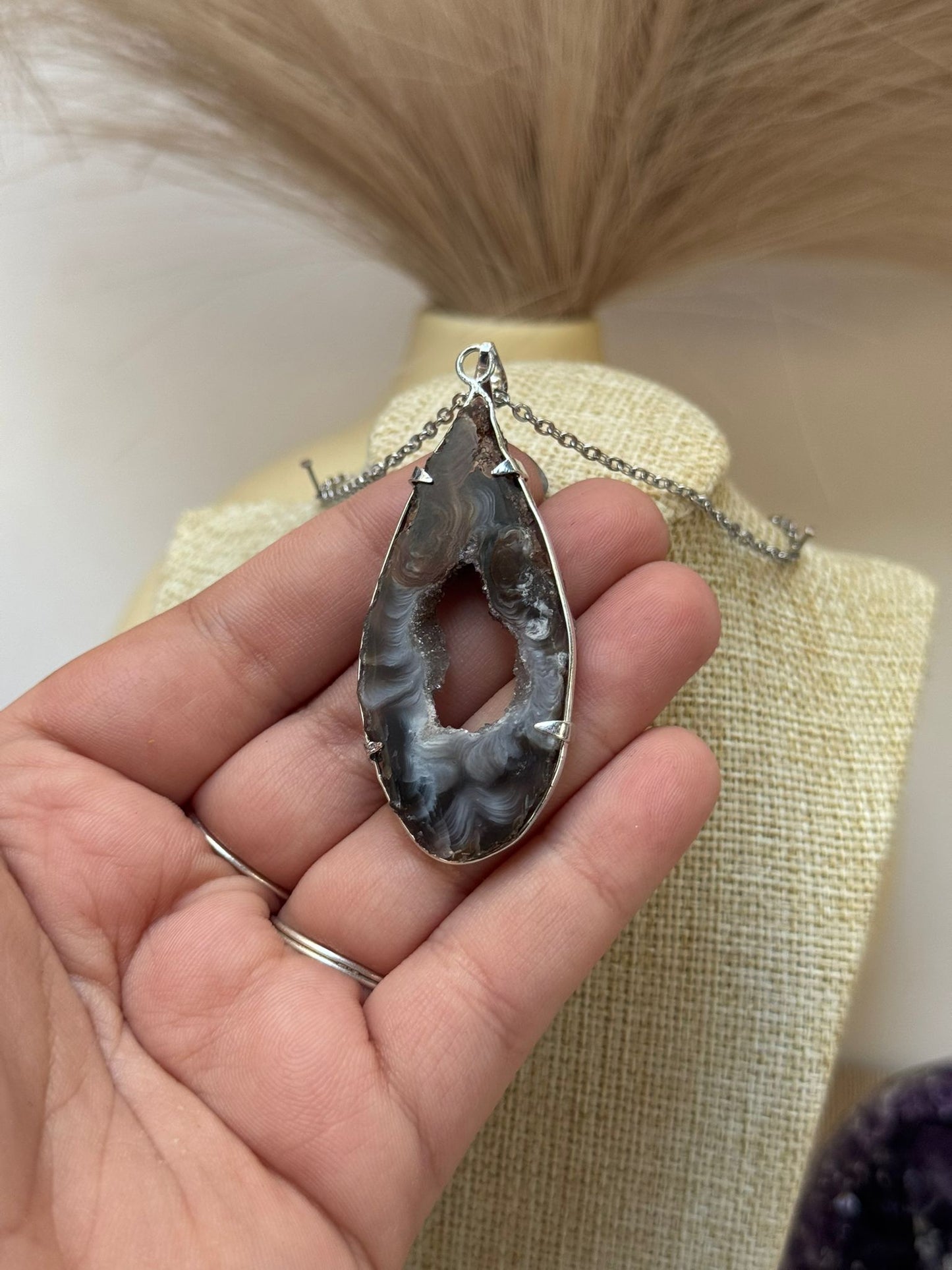 Colgante Geodino de Ágata con Drusa de Cuarzo Blanco en Plata 925