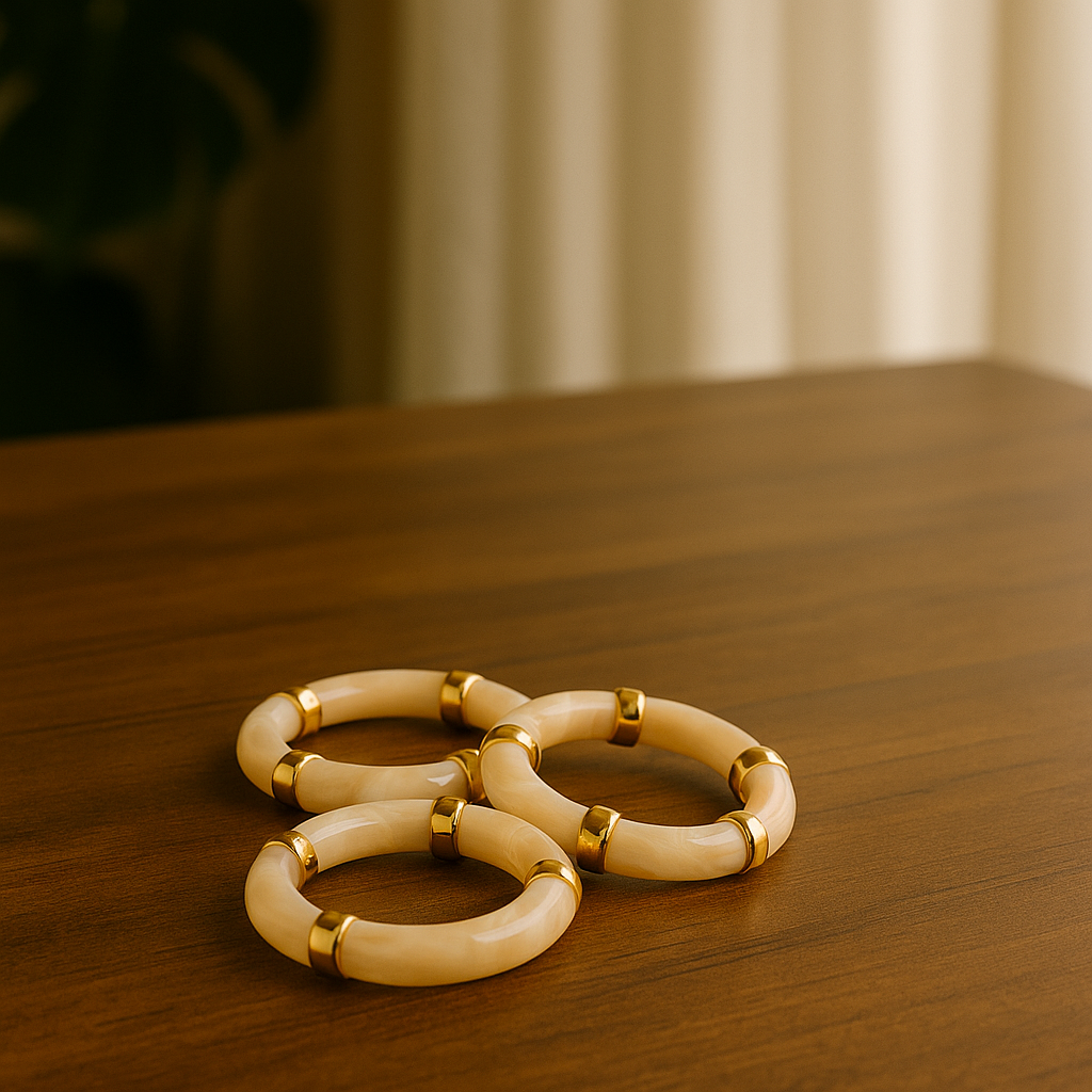 Pulsera color Marfil con Detalles Dorados