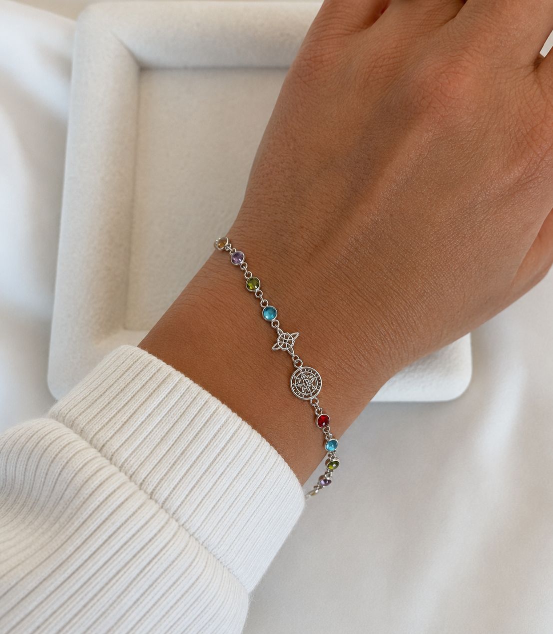 Pulsera de minerales facetados con nudo de bruja y tetragramatón de plata