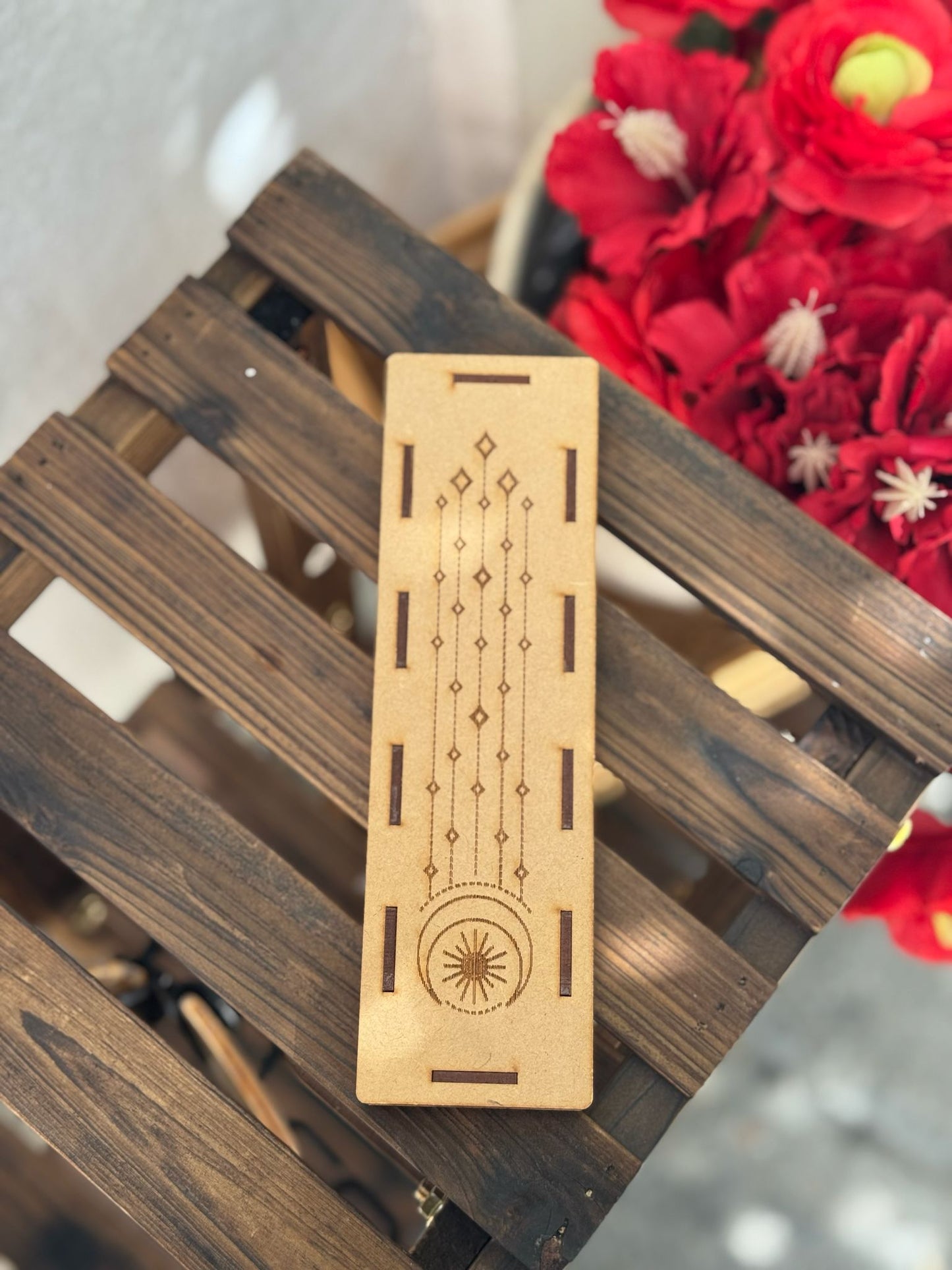 Caja de madera y placa de selenita con símbolos de la unión de la energía lunar