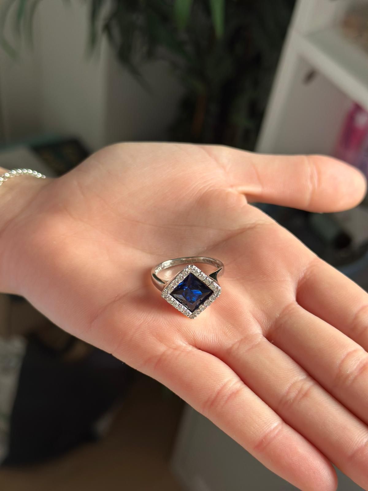 Anillo de plata con zafiro y circonitas - talla 20