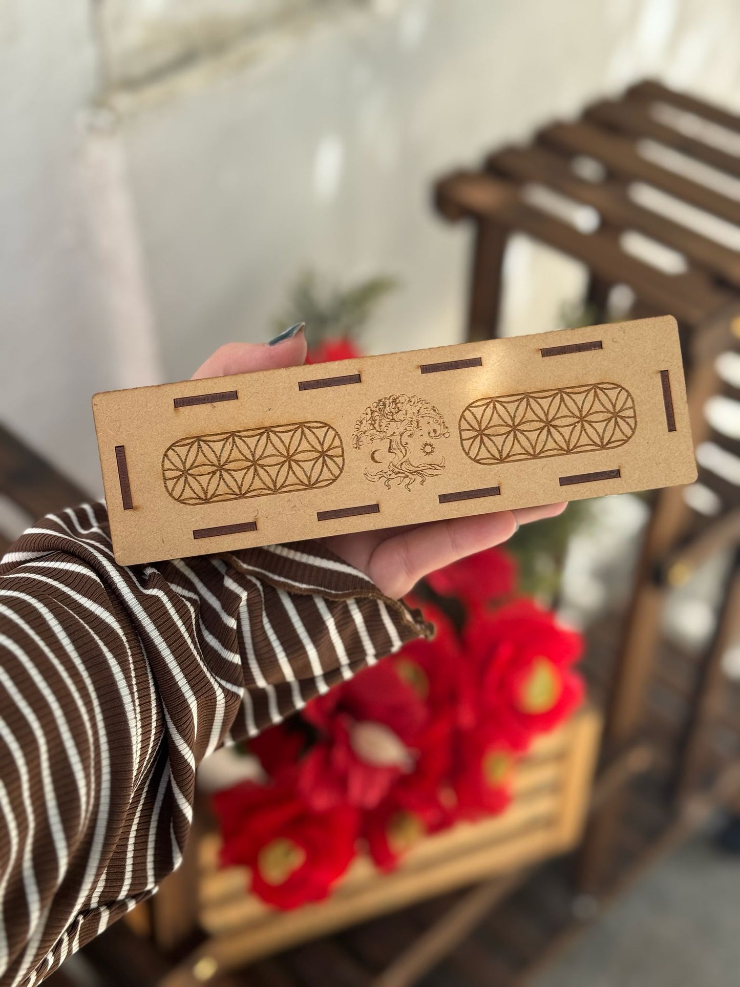 Caja de madera y placa de selenita con grabado de flor de la vida y árbol de la vida