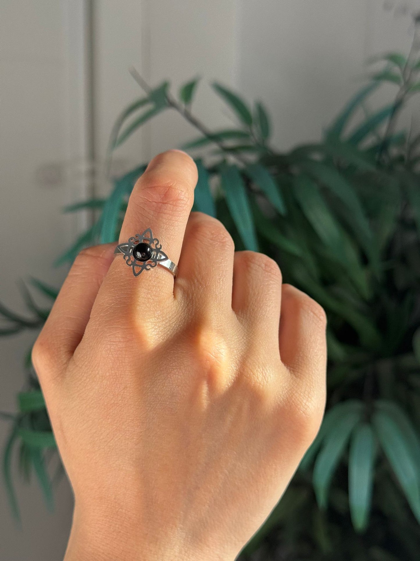 Anillo de nudo de bruja con perla de ágata negra de acero inoxidable hipoalergénico