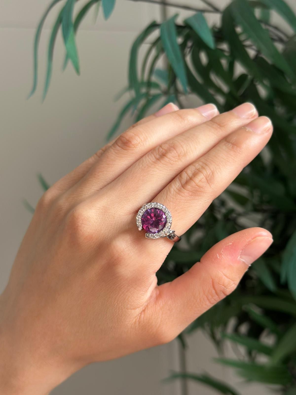 Anillo de plata con amatista y circonitas