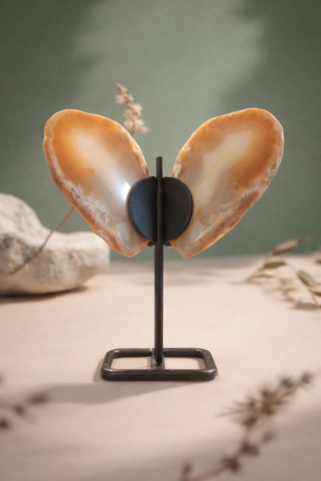 Mariposa de Ágata Fuego con pedestal.