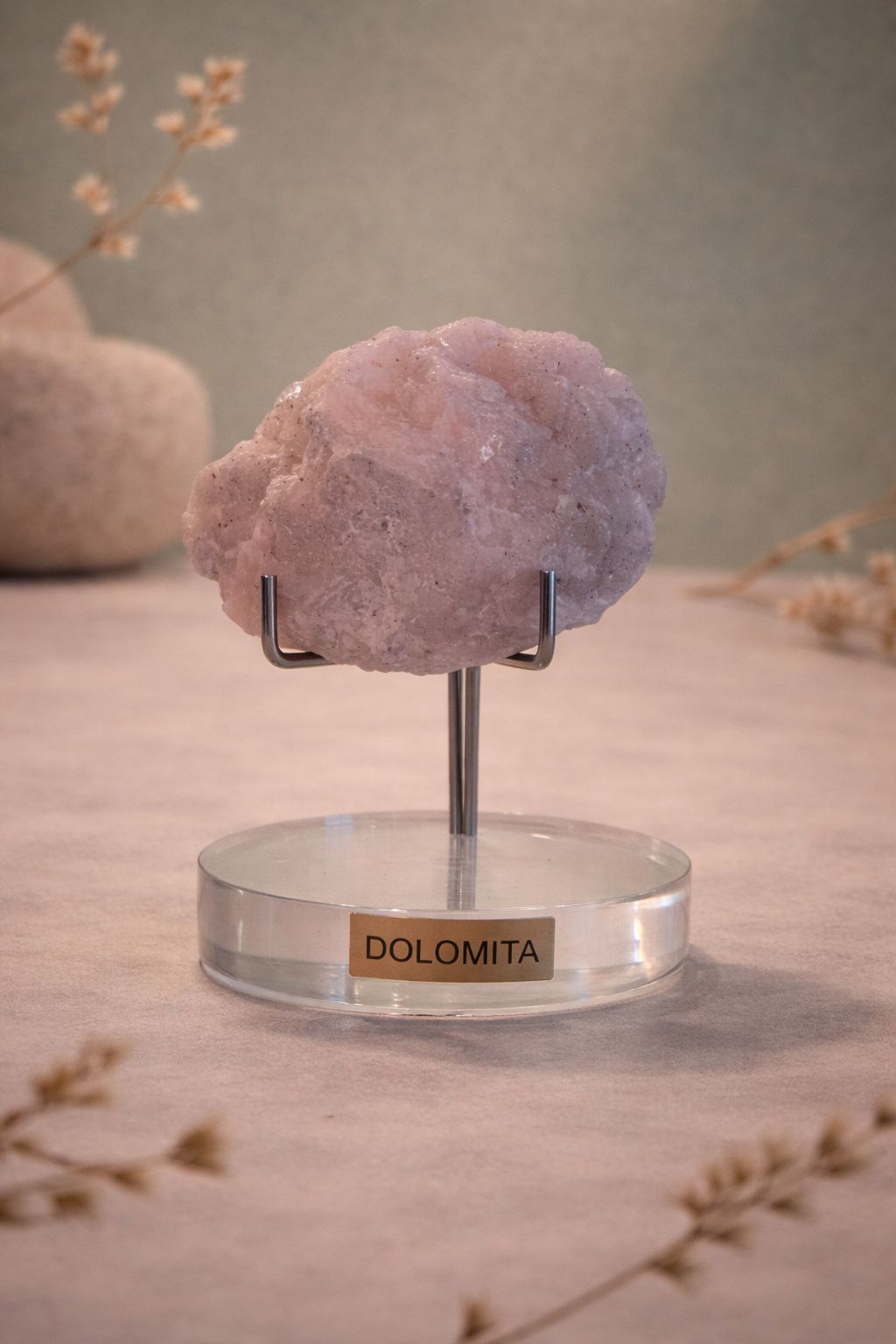 Dolomita rosa en bruto con pedestal.