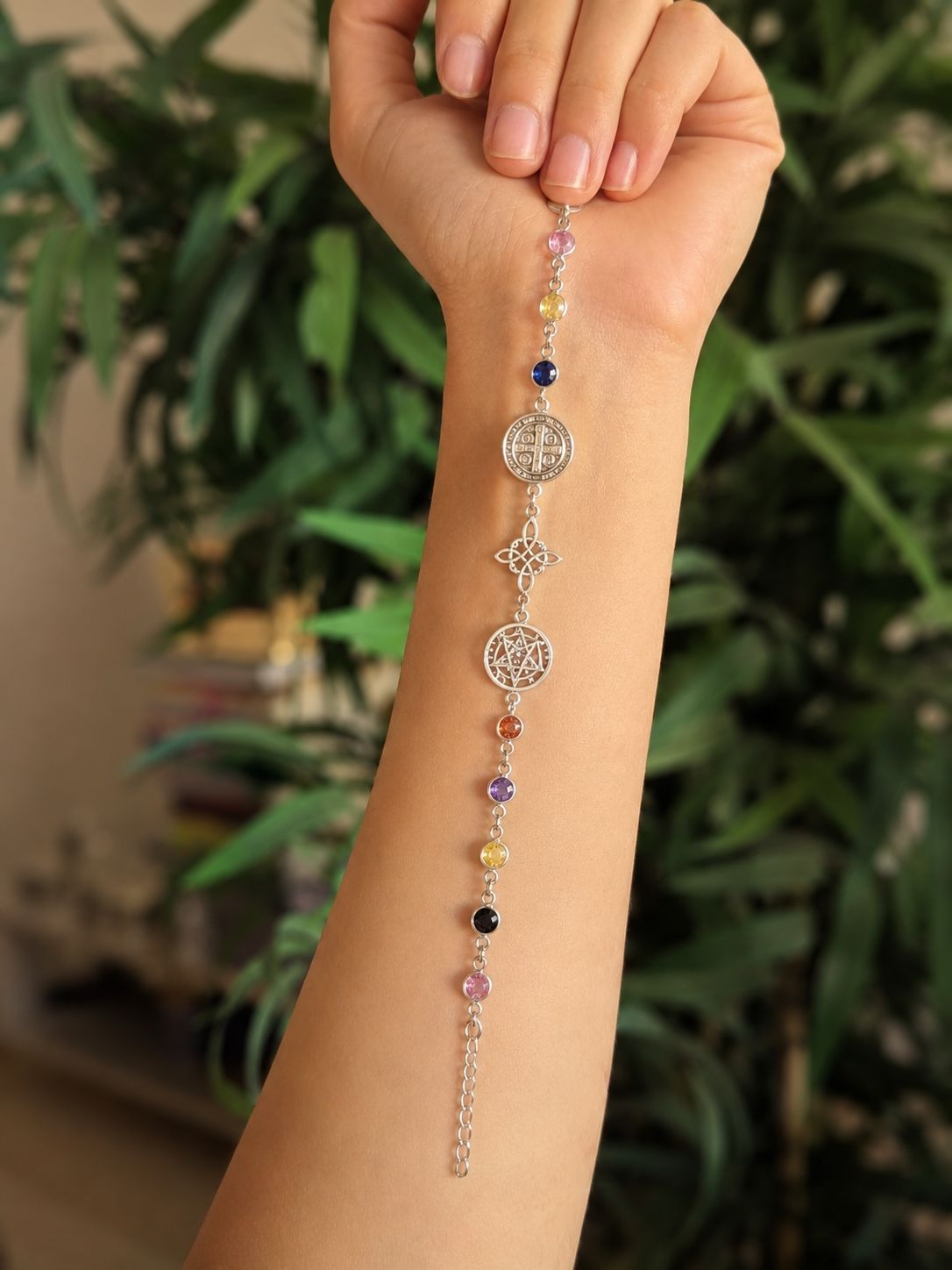 Pulsera protectora de San Benito, nudo de brujay tetagramatón en plata de ley