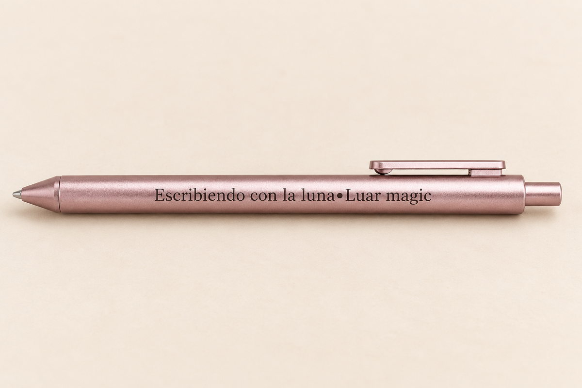 Bolígrafo “Escribiendo con la luna” · Rosa metalizado