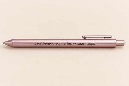 Bolígrafo “Escribiendo con la luna” · Rosa metalizado