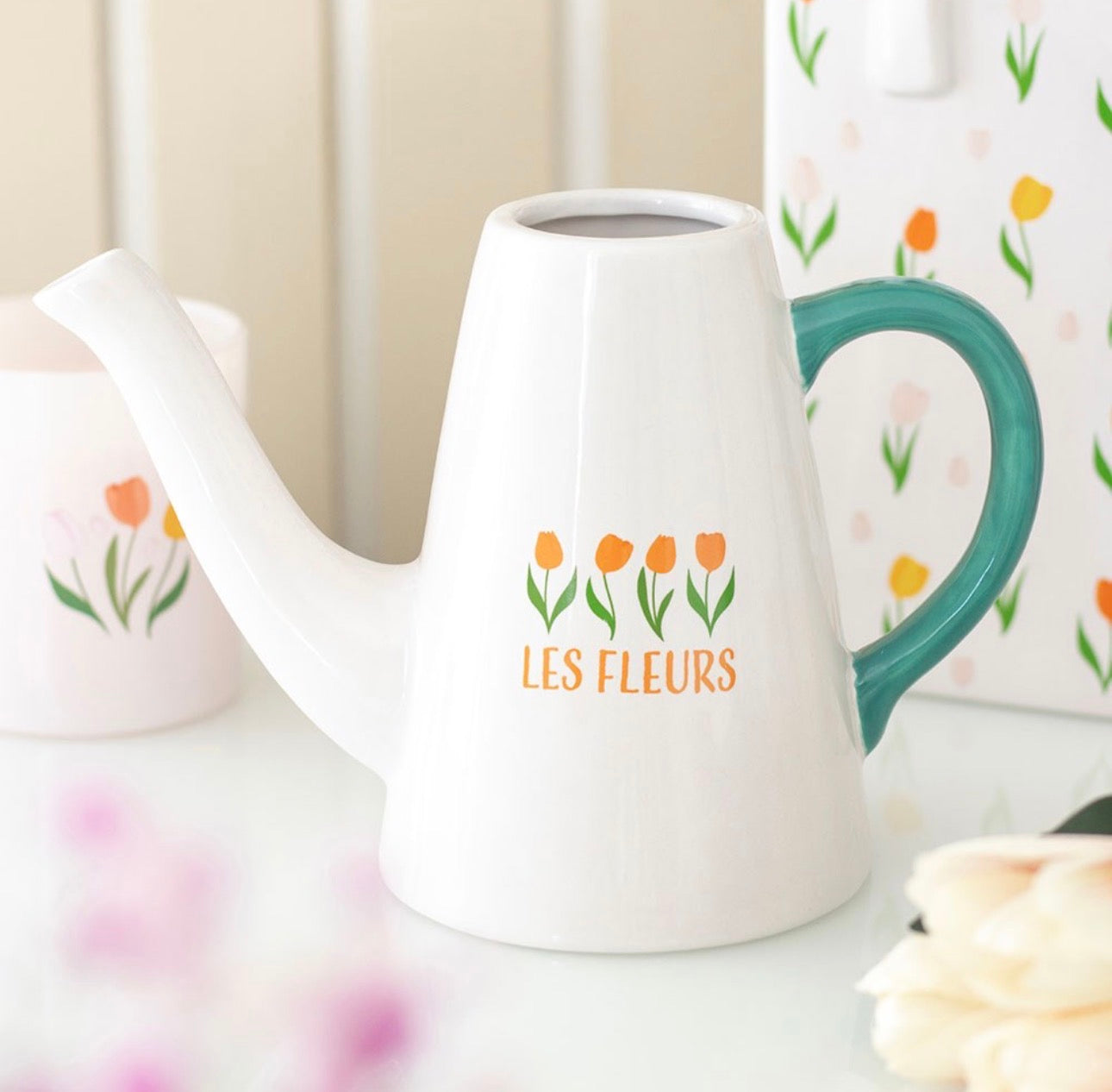 REGADERA DE CERÁMICA CON FLORES DE TULIPANES