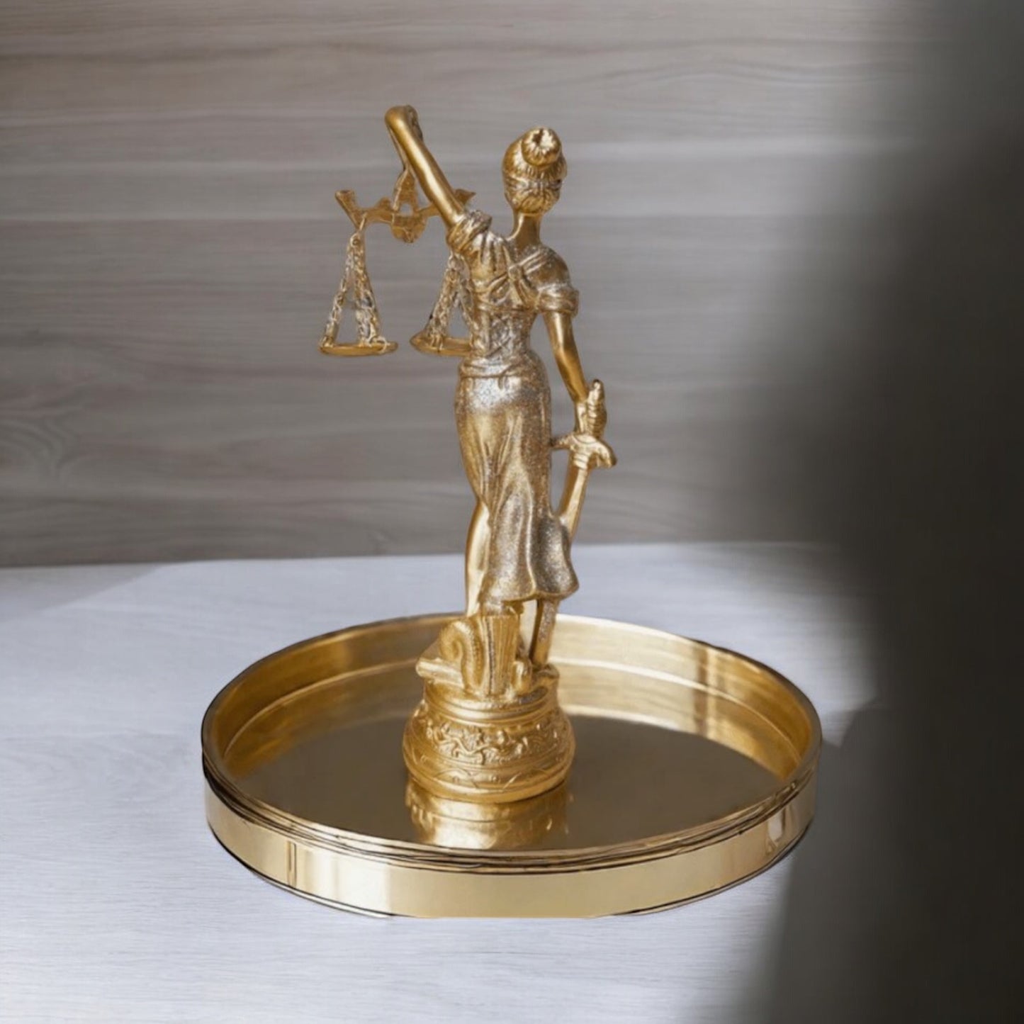 Diosa de la justicia en pedestal