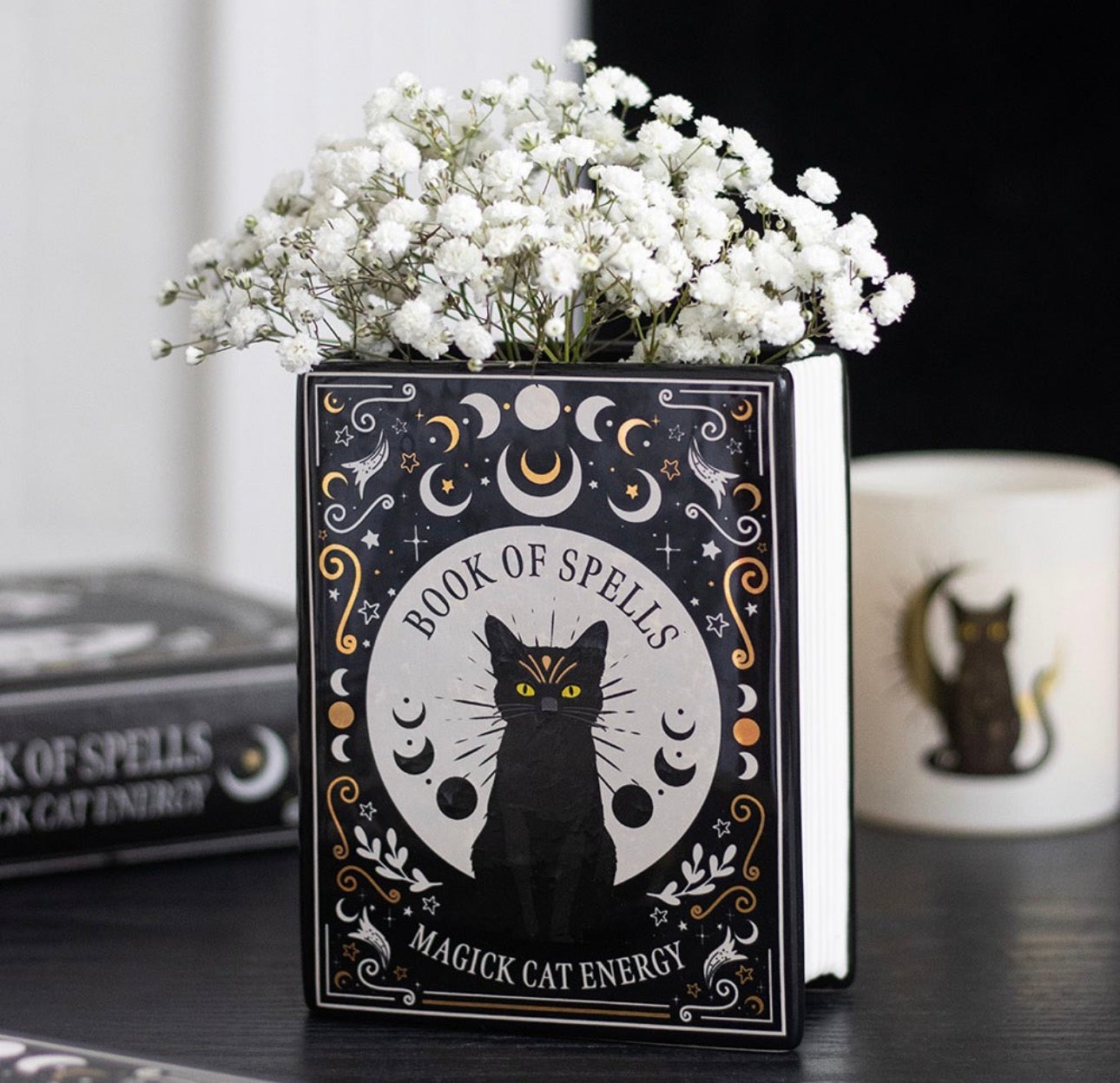 Jarrón de flores con forma de libro de magia de gato negro