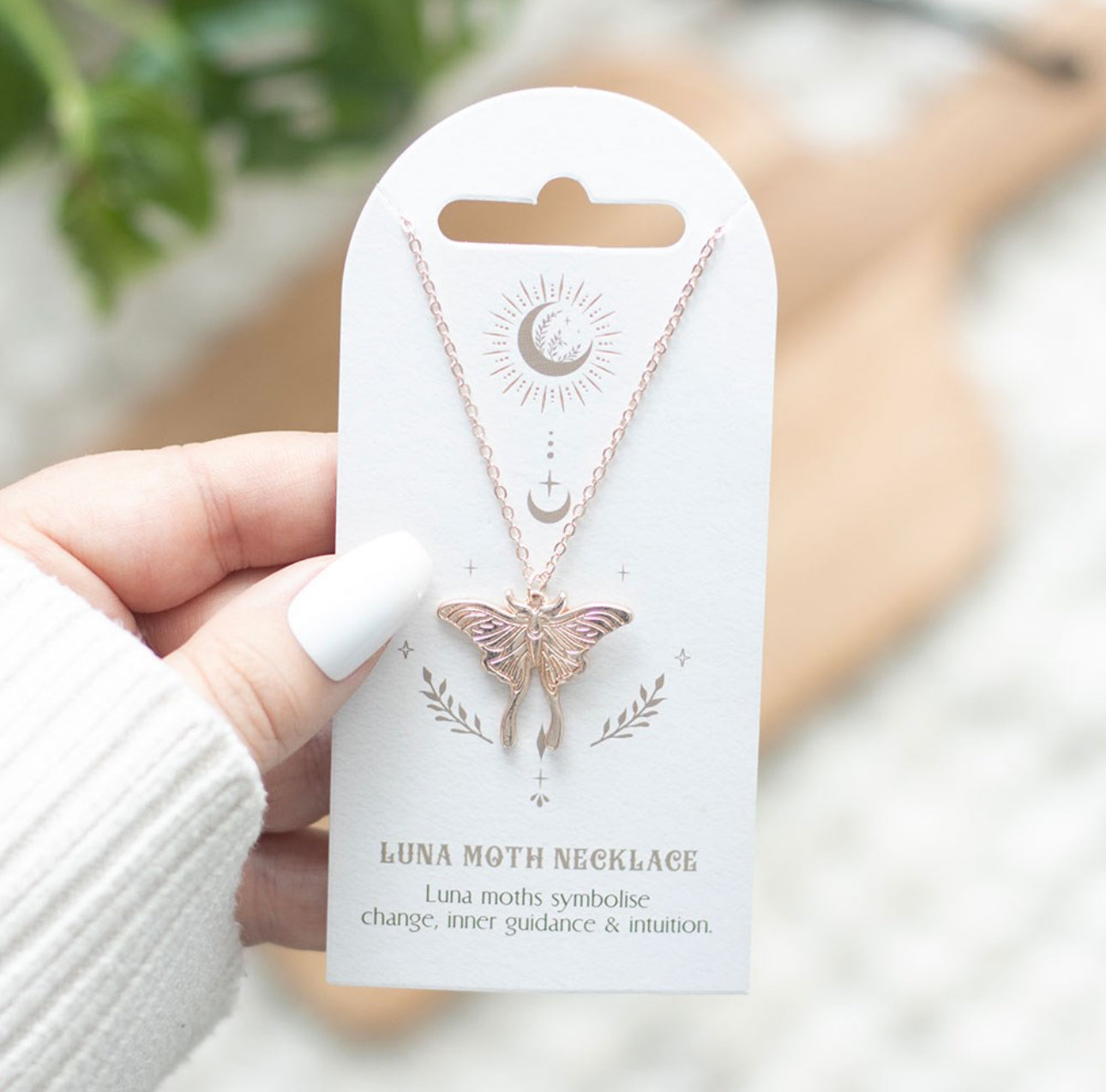 Collar con colgante de polilla Luna