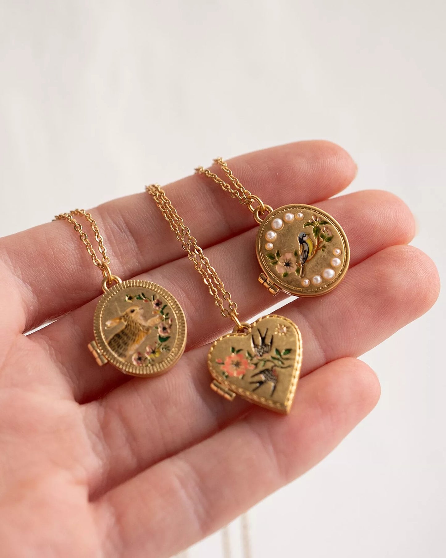 Medallón de conejito corredor de FABLE