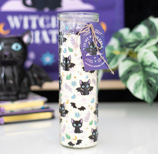 VELA DE TUBO DE LAVANDA CON ESTAMPADO DE GATOS, TAN MONA COMO INQUIETANTE