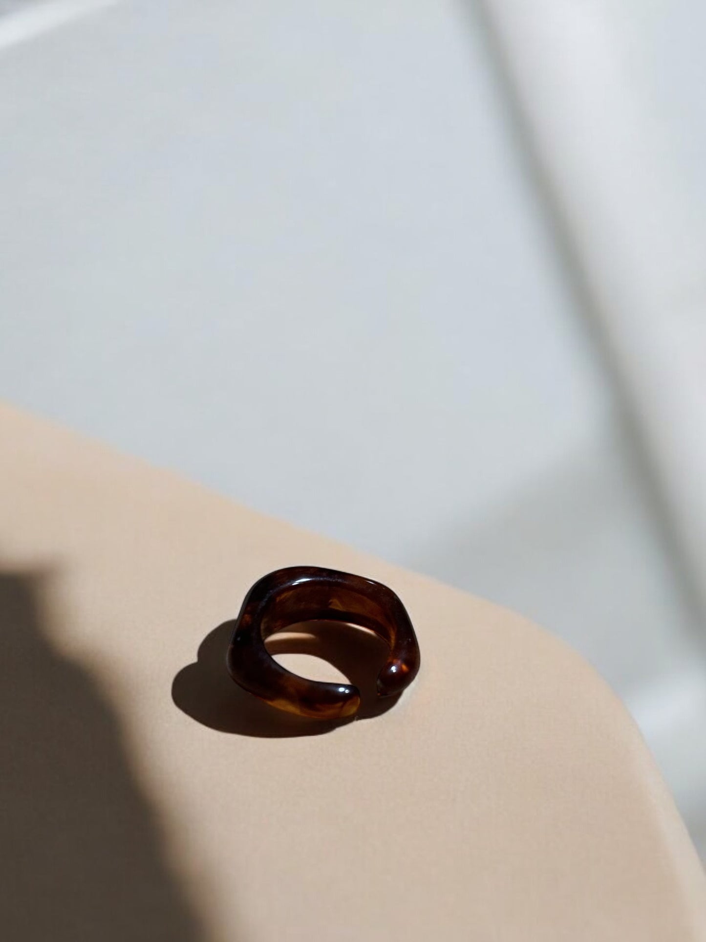 Anillo resina café ajustable