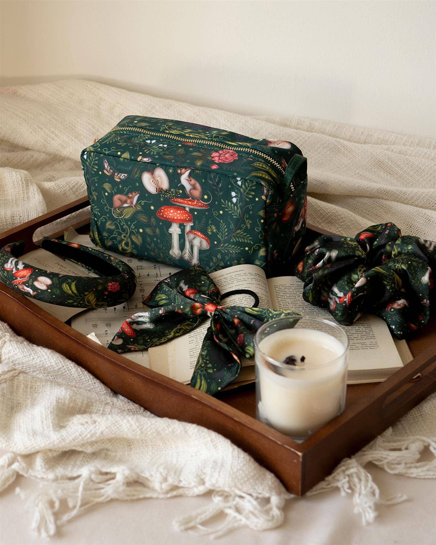 Bolsa de viaje FABLE x Catherine Rowe Into the Woods, color verde