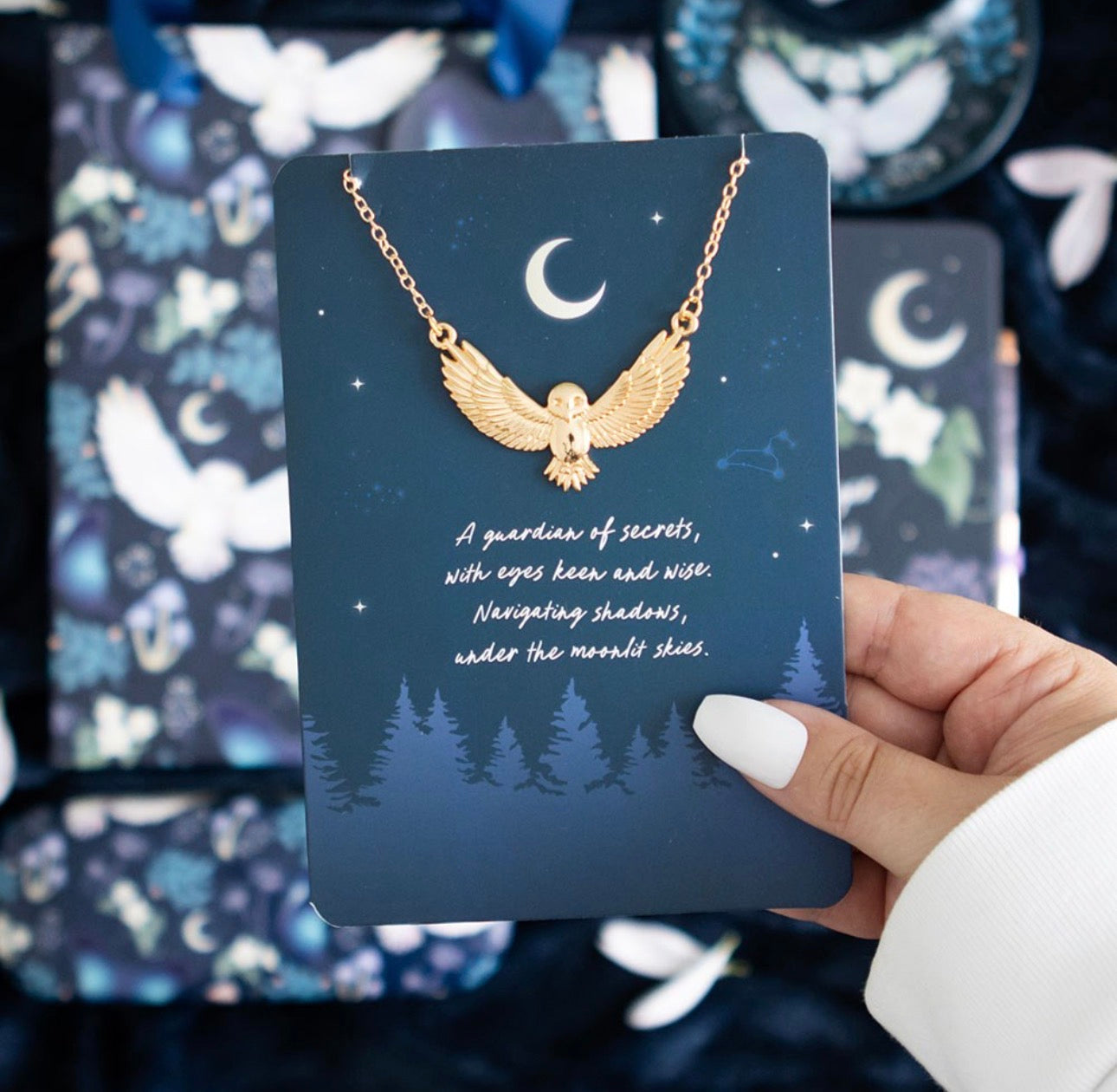 TARJETA DE FELICITACIÓN CON COLLAR DE BÚHO NOCTURNO