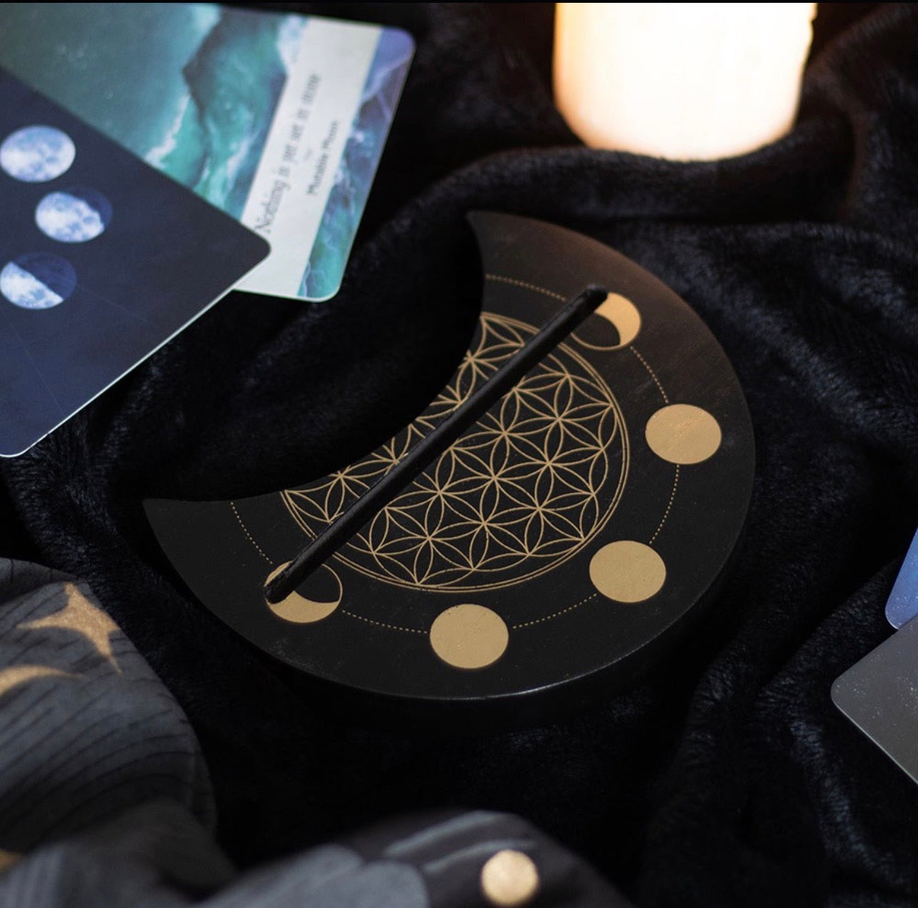 SOPORTE PARA CARTAS DEL TAROT «FLOR DE LA VIDA Y LUNA CRECIENTE» EN NEGRO