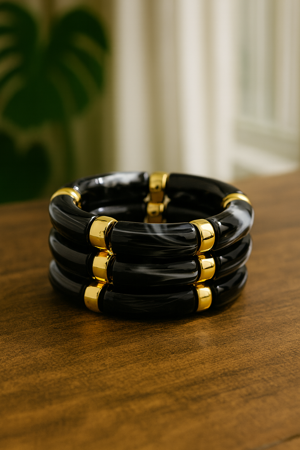 Pulsera Negra con Detalles Dorados