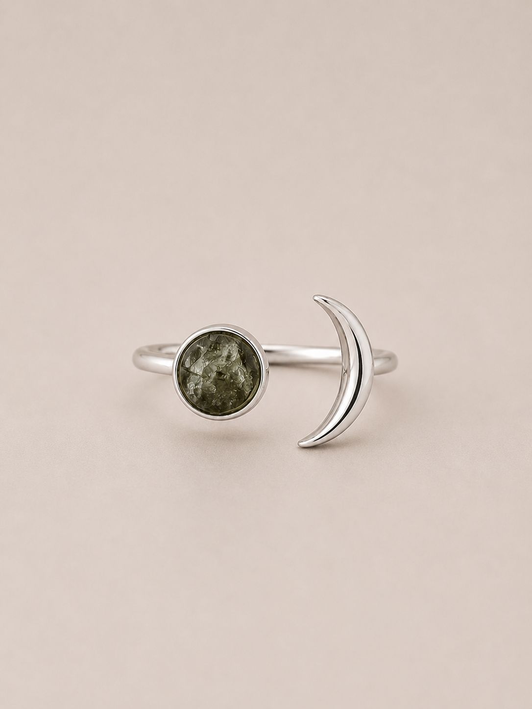 Anillo Moldavita Ajustable con Luna en Plata