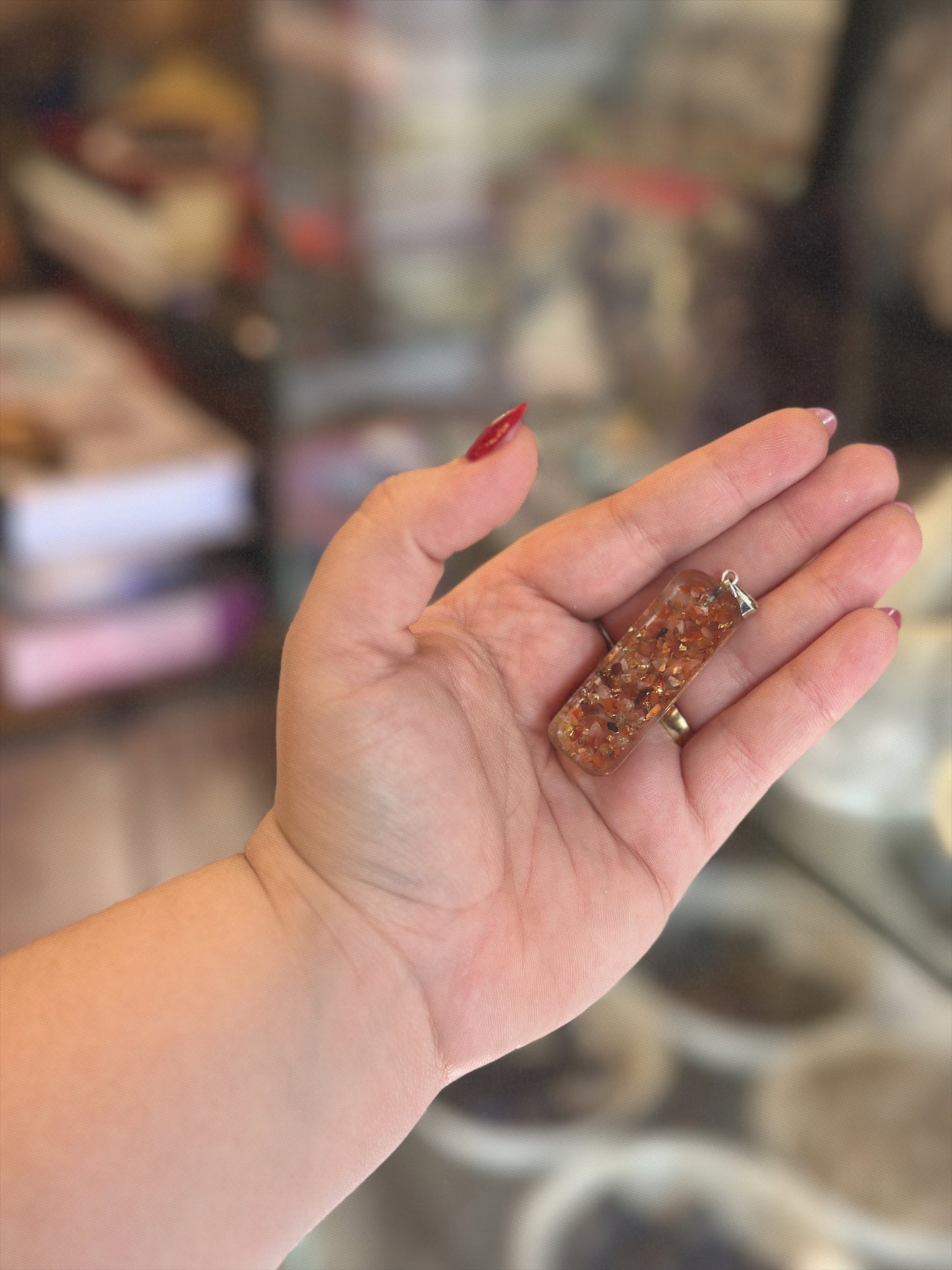 COLGANTE ORGONITA CARNEOLA CON INCRUSTACIÓN DE SÍMBOLO DE LA SUERTE