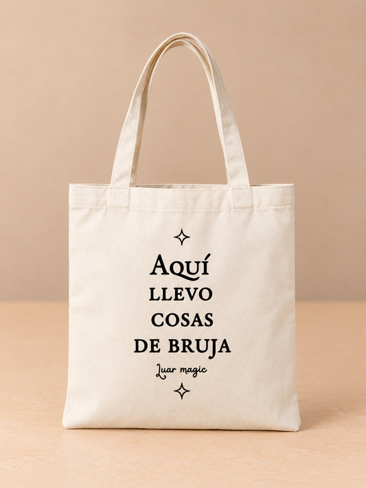 BOLSA DE TELA “AQUÍ LLEVO COSAS DE BRUJA” – LUAR MAGIC