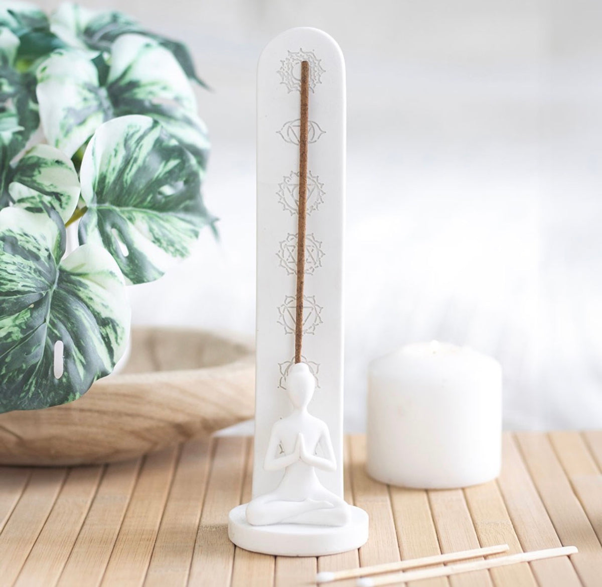 PORTA INCIENSO CON FORMA DE CHAKRA BLANCO Y POSTURA DE YOGA
