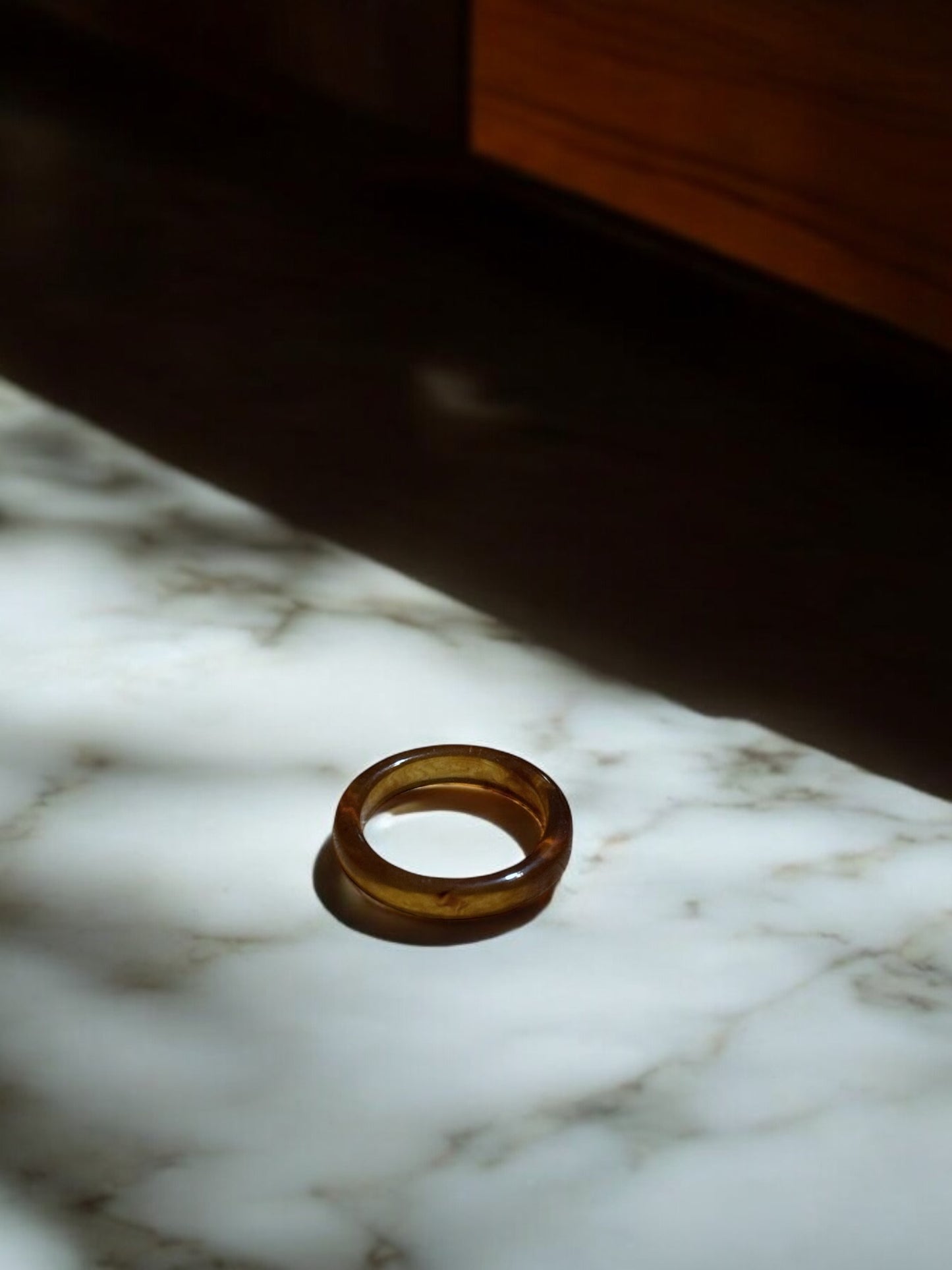 Anillo resina café