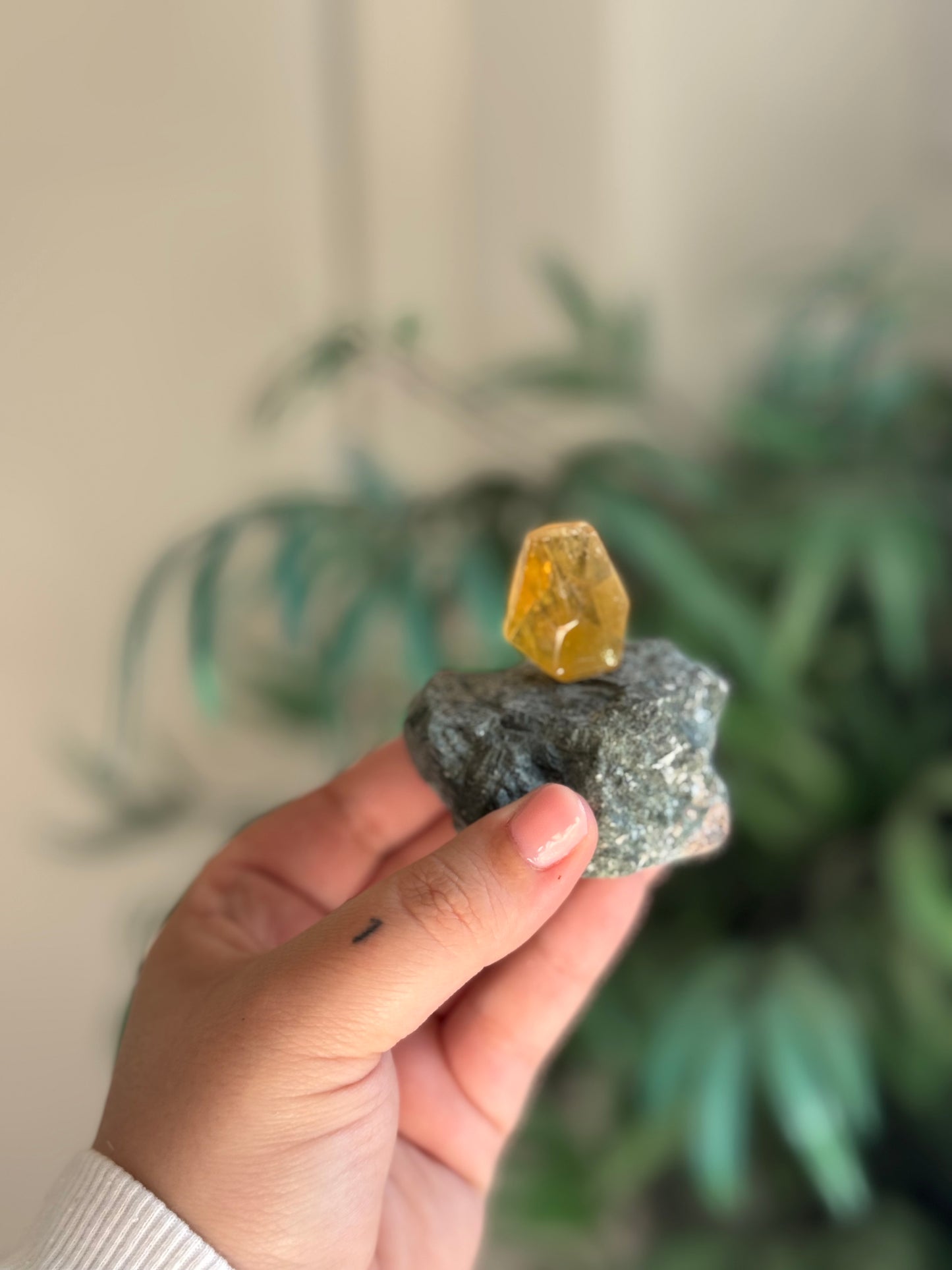 Crecimiento de fluorita amarilla en base de piedra