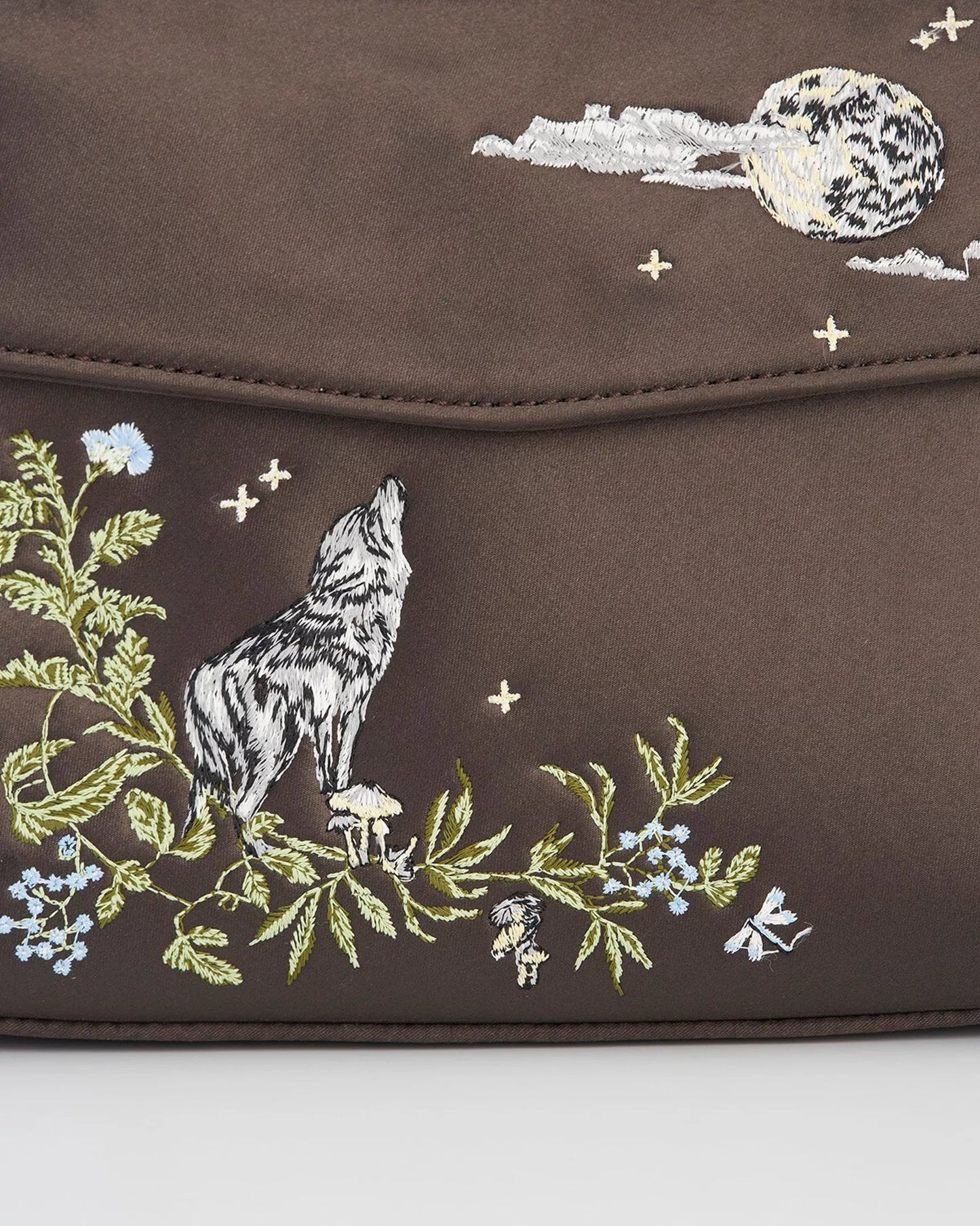 Bolso de mano de satén color carbón con bordado de lobo y luna de FABLE